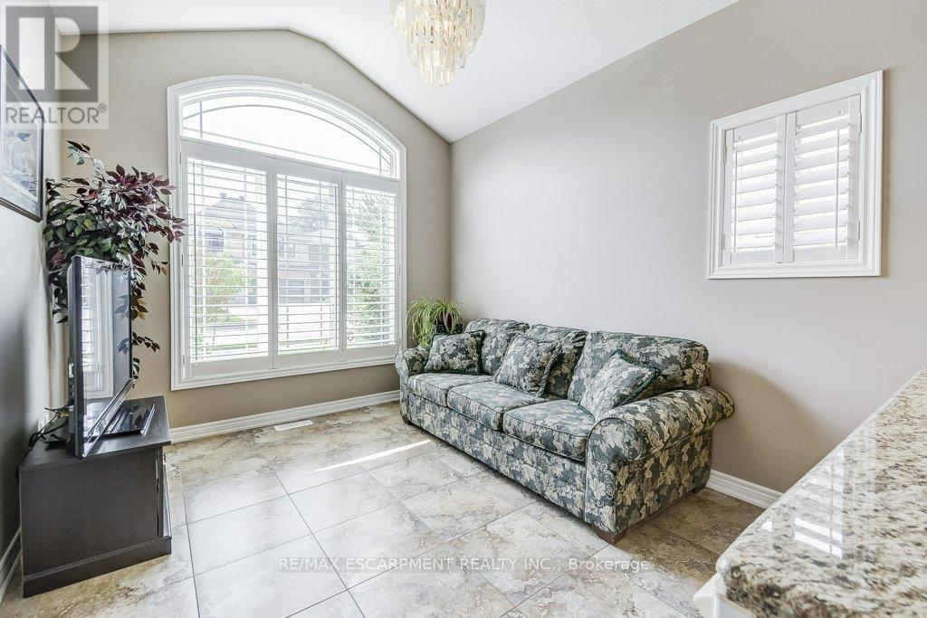 33 Lockman Drive, Hamilton, ON - Indoor Photo Showing Living Room