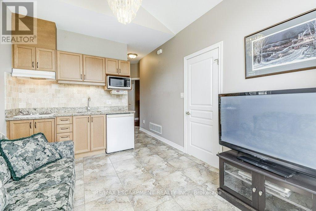 33 Lockman Drive, Hamilton, ON - Indoor Photo Showing Kitchen