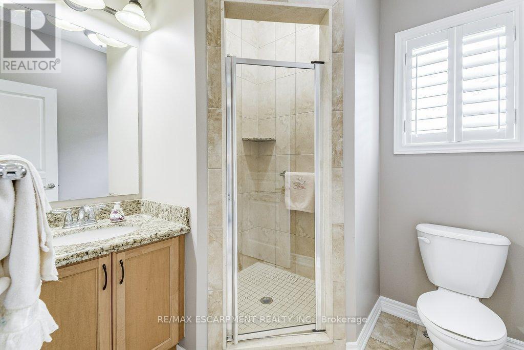 33 Lockman Drive, Hamilton, ON - Indoor Photo Showing Bathroom