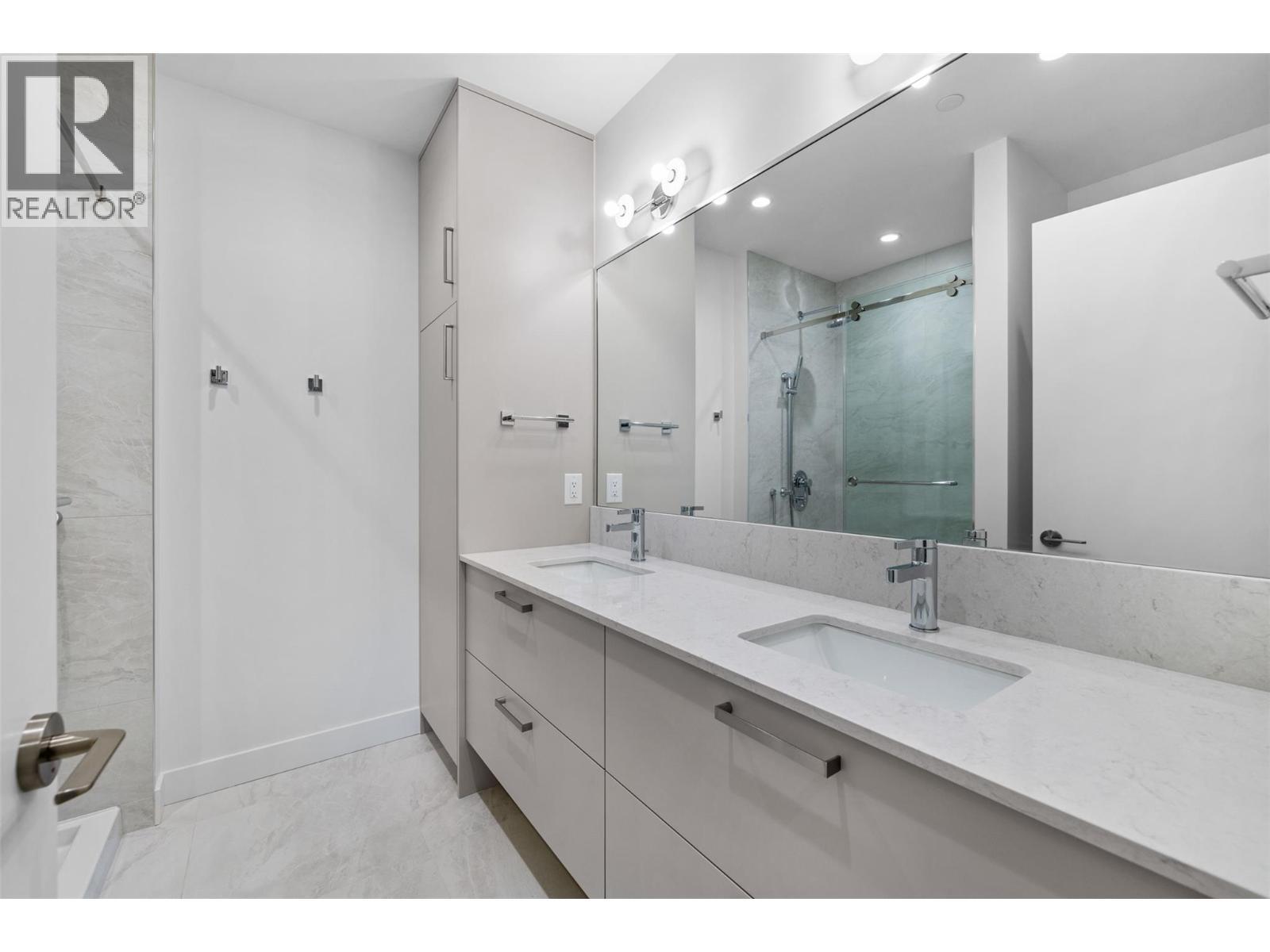 3340 Lakeshore Road Unit# 802, Kelowna, BC - Indoor Photo Showing Bathroom