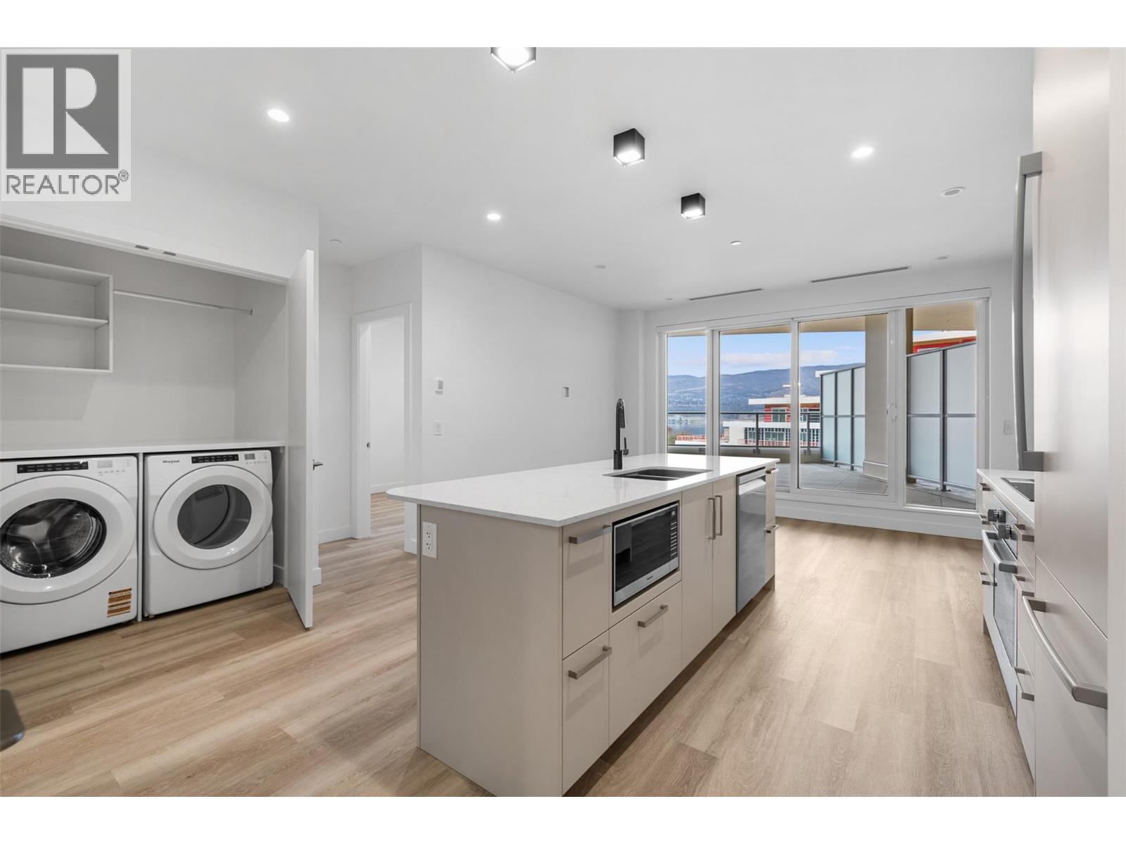 3340 Lakeshore Road Unit# 802, Kelowna, BC - Indoor Photo Showing Laundry Room
