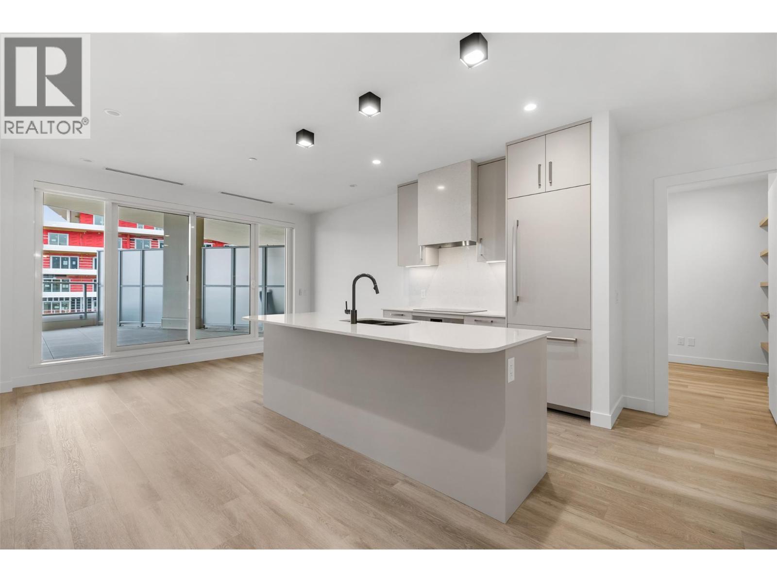 3340 Lakeshore Road Unit# 802, Kelowna, BC - Indoor Photo Showing Kitchen With Upgraded Kitchen