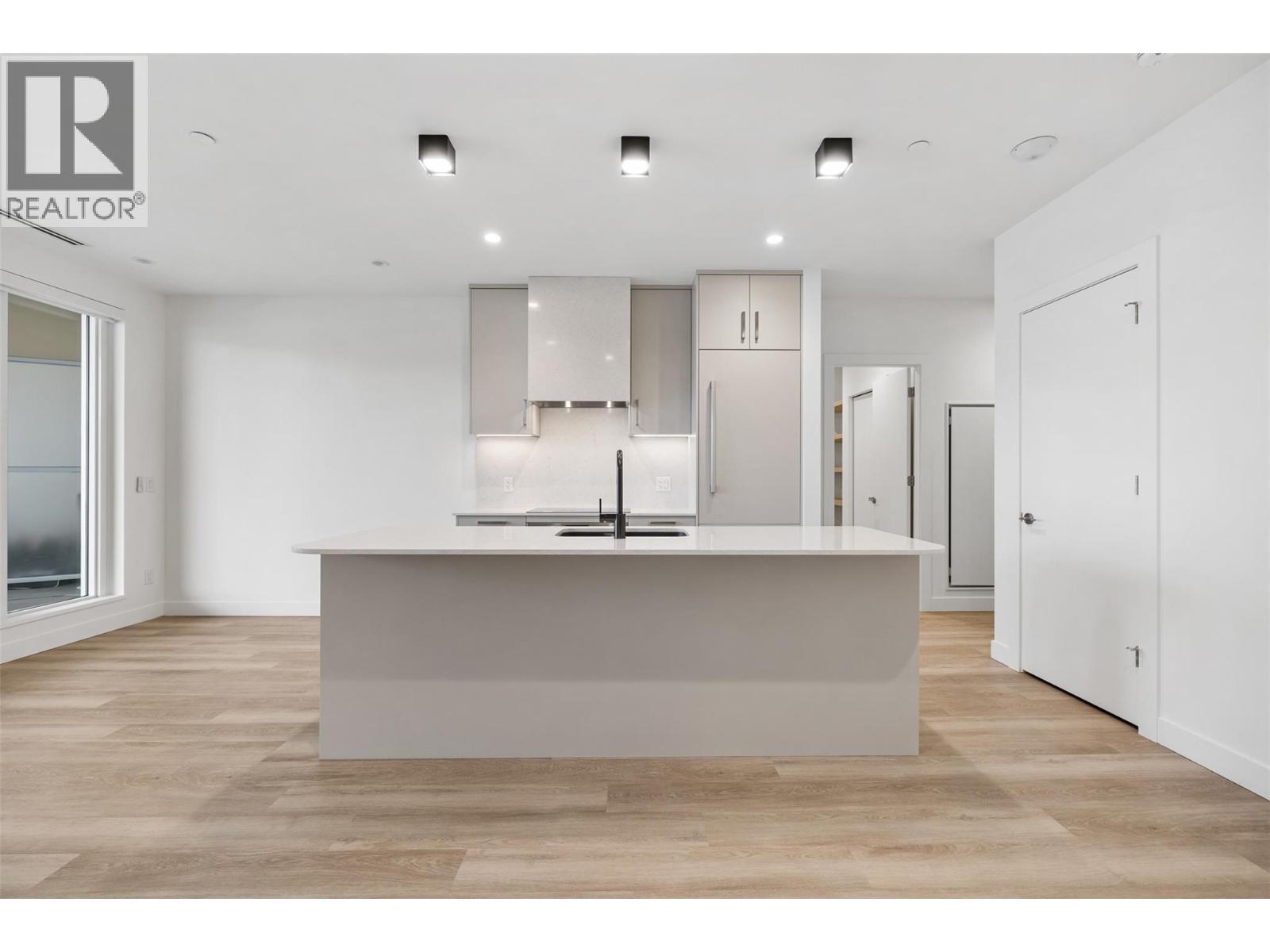 3340 Lakeshore Road Unit# 802, Kelowna, BC - Indoor Photo Showing Kitchen