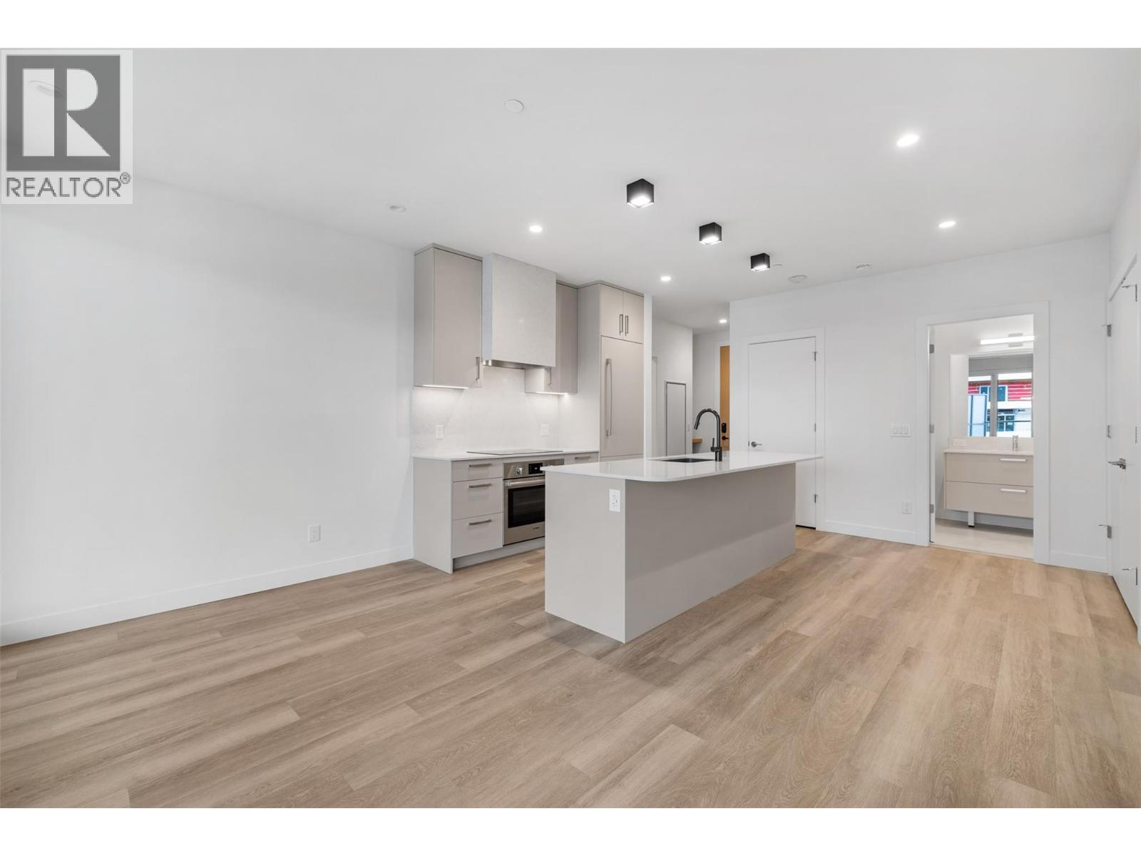 3340 Lakeshore Road Unit# 802, Kelowna, BC - Indoor Photo Showing Kitchen With Upgraded Kitchen