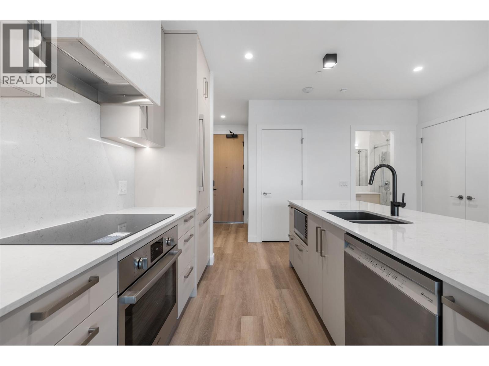 3340 Lakeshore Road Unit# 802, Kelowna, BC - Indoor Photo Showing Kitchen With Double Sink With Upgraded Kitchen