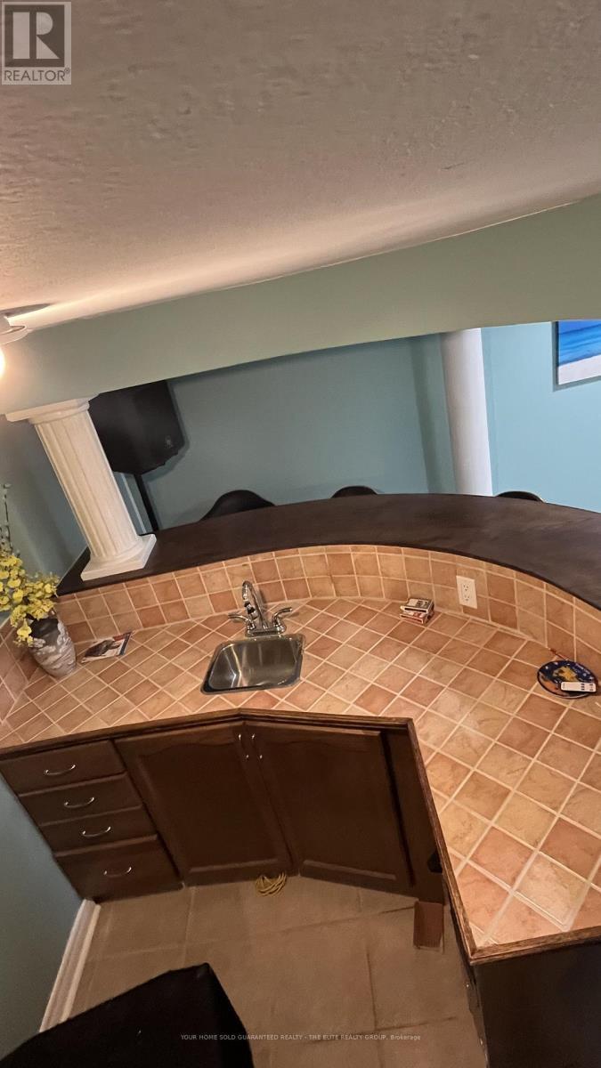 168 Sail Crescent, Vaughan, ON - Indoor Photo Showing Kitchen With Double Sink