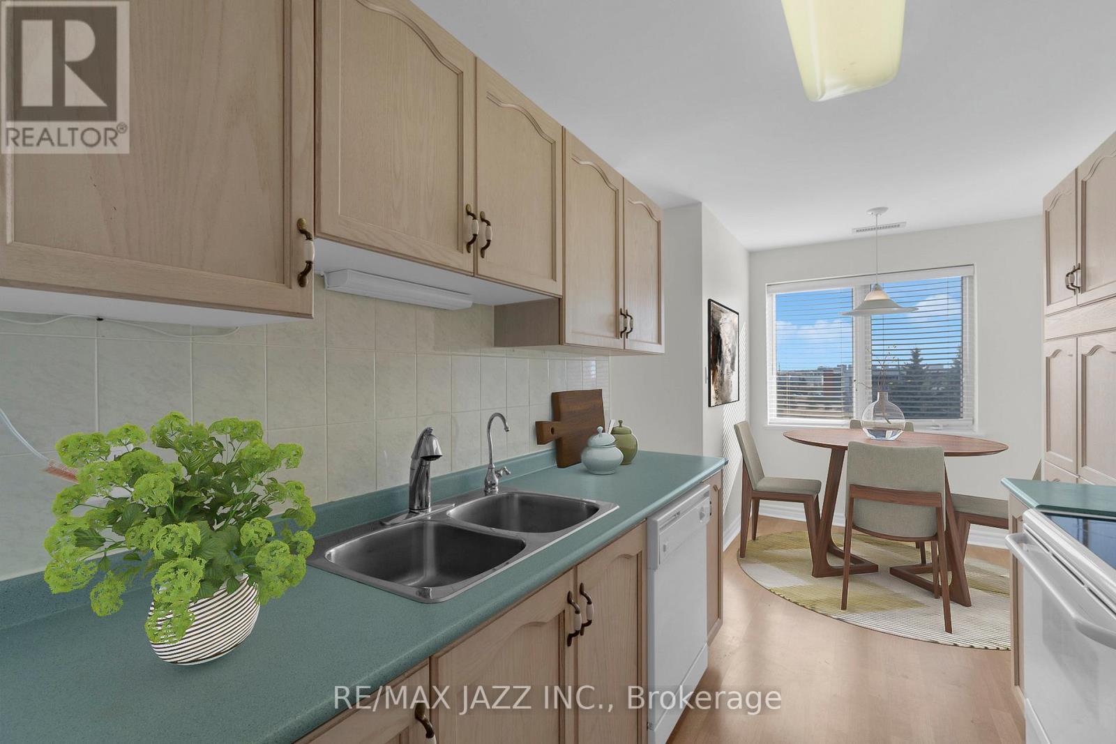304 - 7 Dayspring Circle, Brampton (Goreway Drive Corridor), ON - Indoor Photo Showing Kitchen With Double Sink