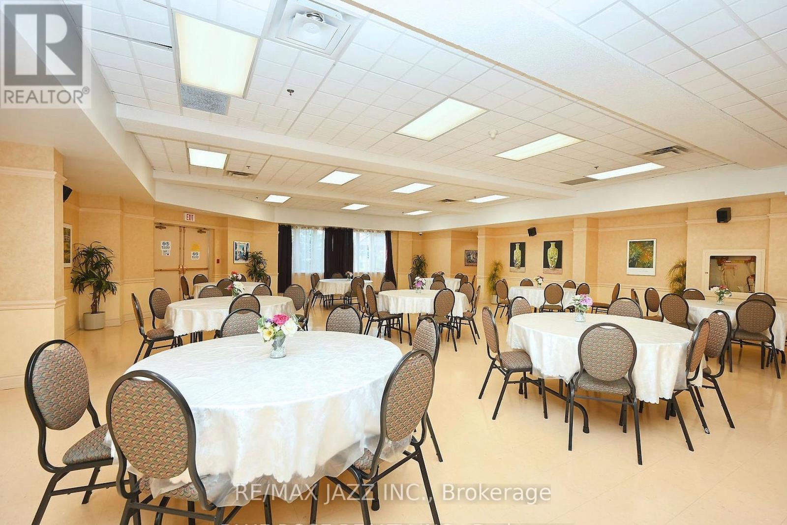 304 - 7 Dayspring Circle, Brampton (Goreway Drive Corridor), ON - Indoor Photo Showing Dining Room