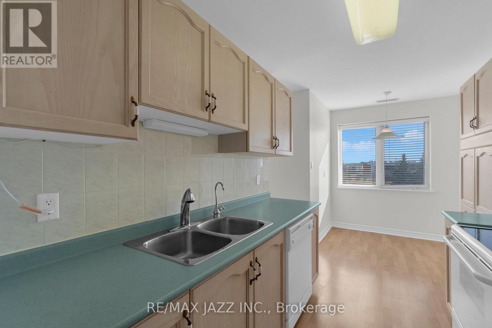 304 - 7 Dayspring Circle, Brampton (Goreway Drive Corridor), ON - Indoor Photo Showing Kitchen With Double Sink