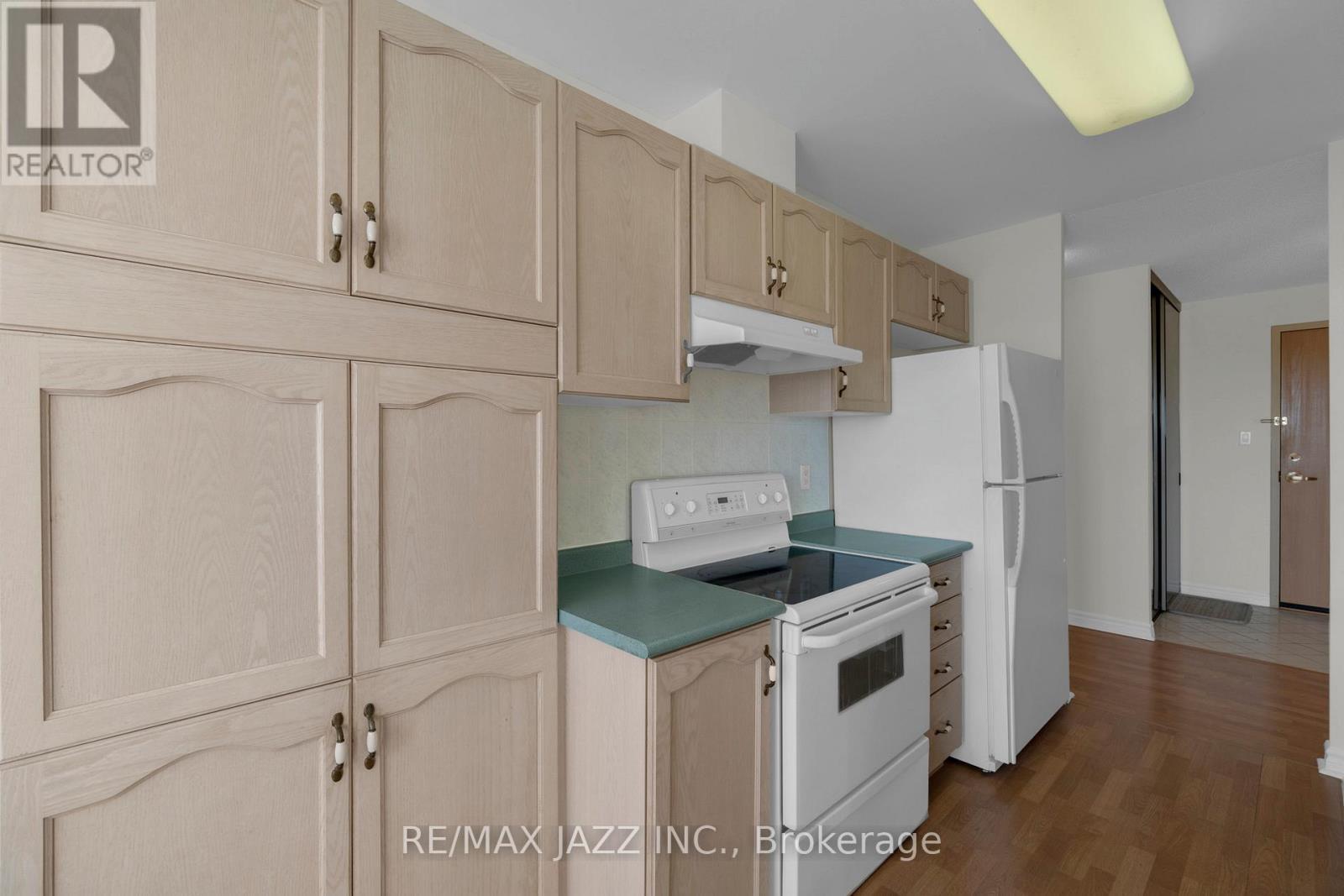 304 - 7 Dayspring Circle, Brampton (Goreway Drive Corridor), ON - Indoor Photo Showing Kitchen