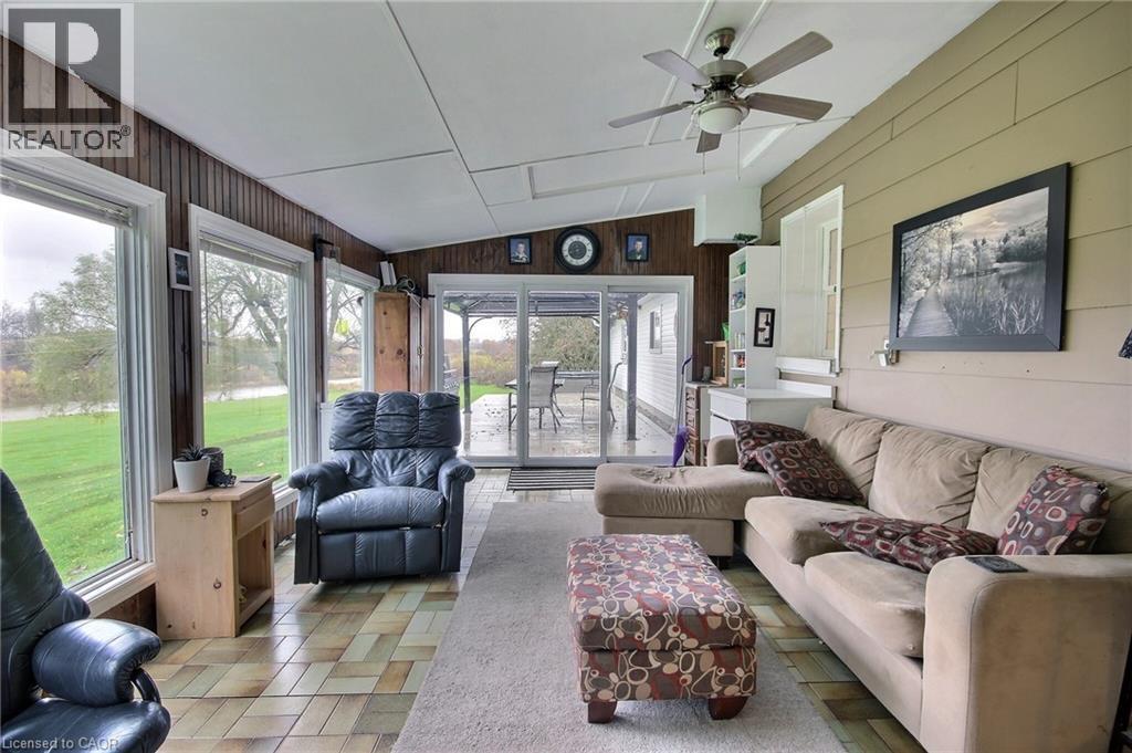 2081 John Street, Howick, ON - Indoor Photo Showing Living Room