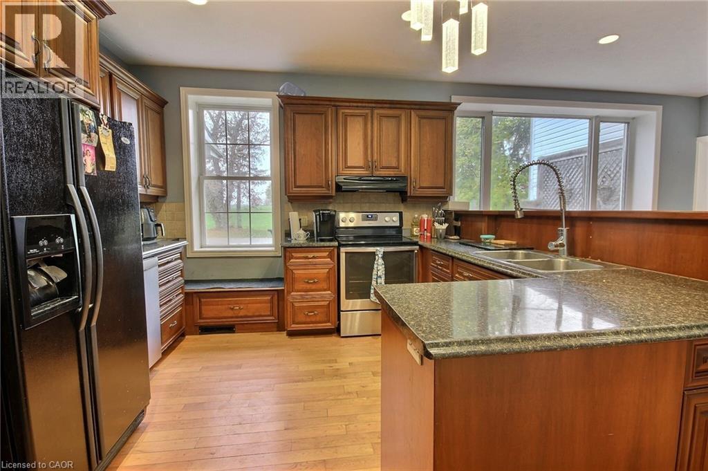2081 John Street, Howick, ON - Indoor Photo Showing Kitchen With Double Sink