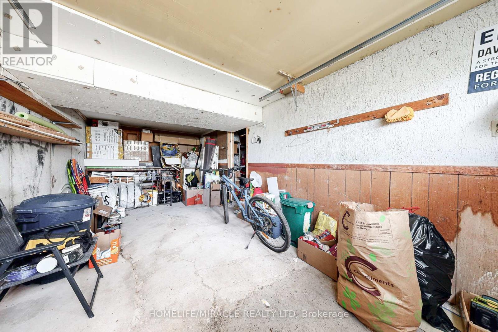 208 Park Street, Brock, ON - Indoor Photo Showing Garage