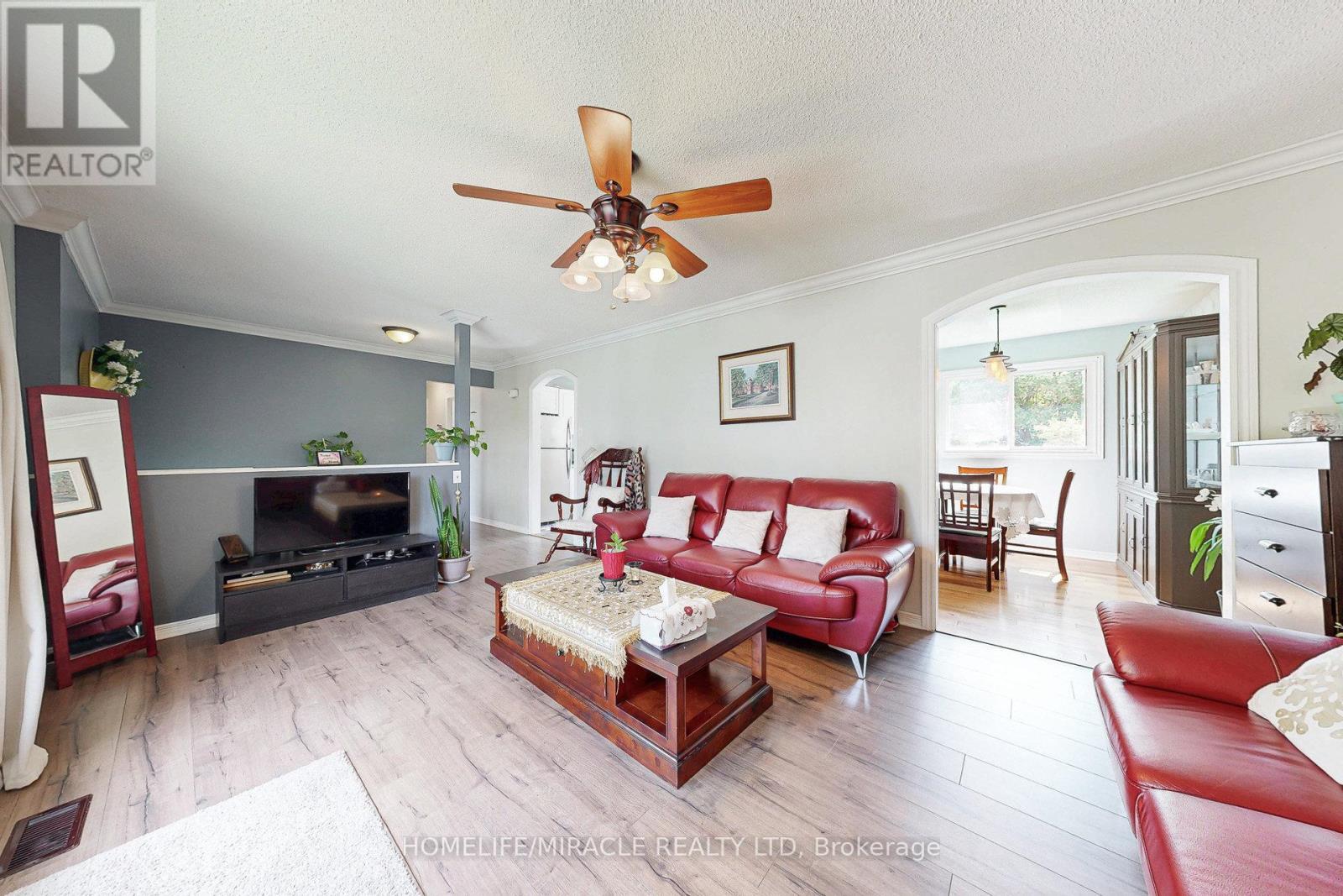 208 Park Street, Brock, ON - Indoor Photo Showing Living Room