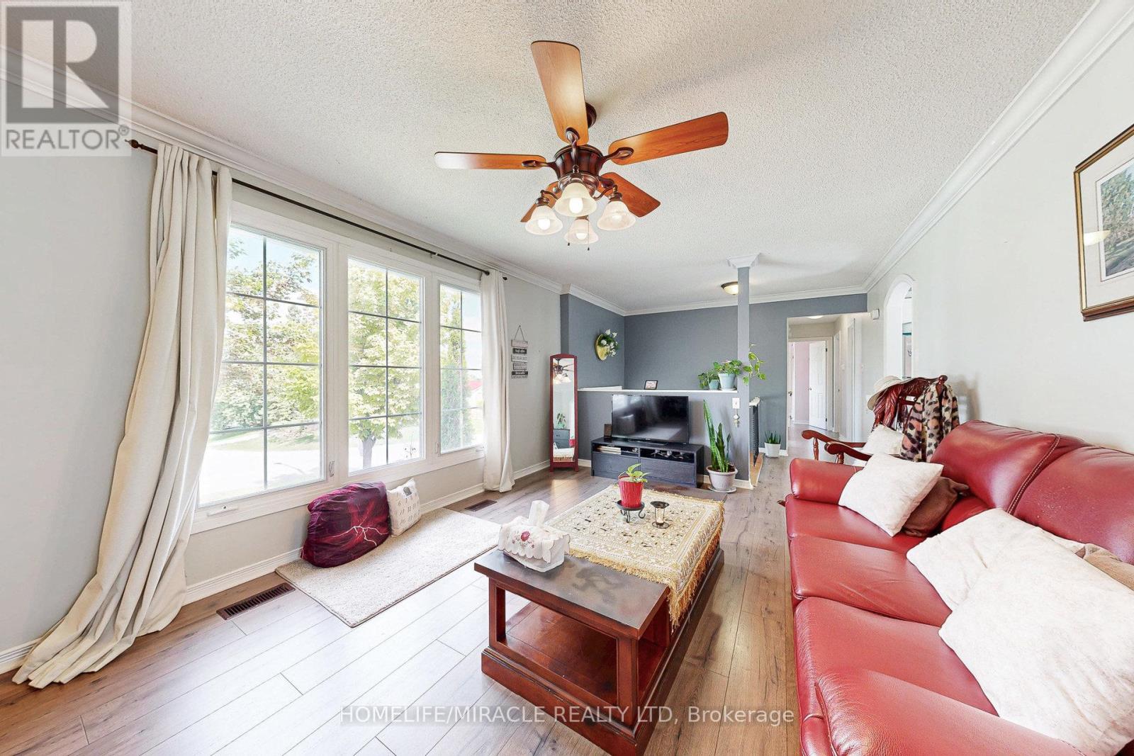208 Park Street, Brock, ON - Indoor Photo Showing Living Room