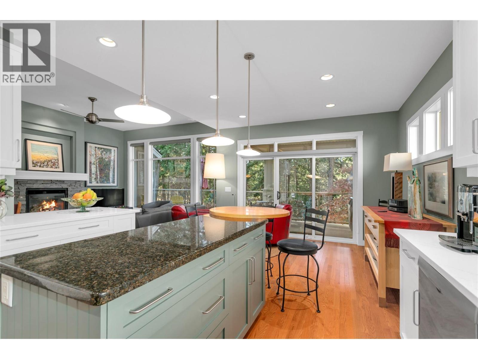 4116 Gallaghers Woodlands Drive S, Kelowna, BC - Indoor Photo Showing Kitchen With Upgraded Kitchen