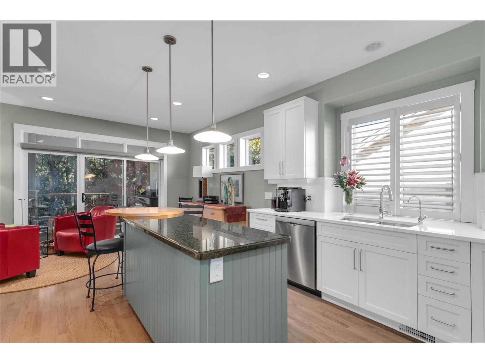 4116 Gallaghers Woodlands Drive S, Kelowna, BC - Indoor Photo Showing Kitchen With Upgraded Kitchen
