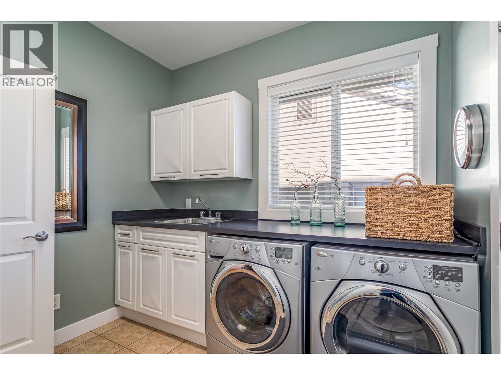 4116 Gallaghers Woodlands Drive S, Kelowna, BC - Indoor Photo Showing Laundry Room