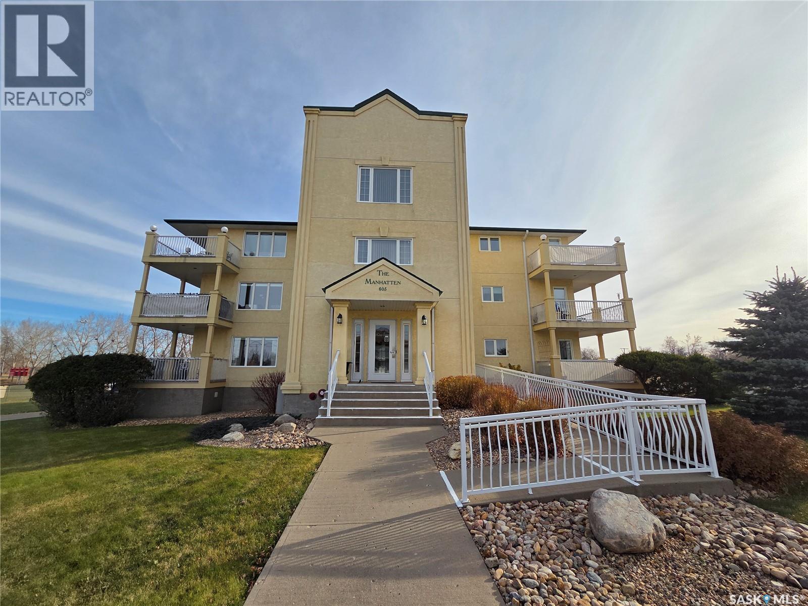 106 - 605 3Rd Avenue Ne, Moose Jaw, SK - Outdoor With Balcony