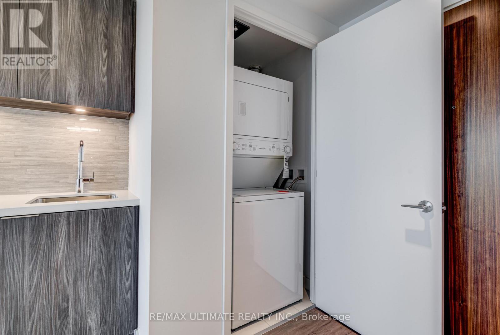 1601 - 15 Queens Quay E, Toronto, ON - Indoor Photo Showing Laundry Room