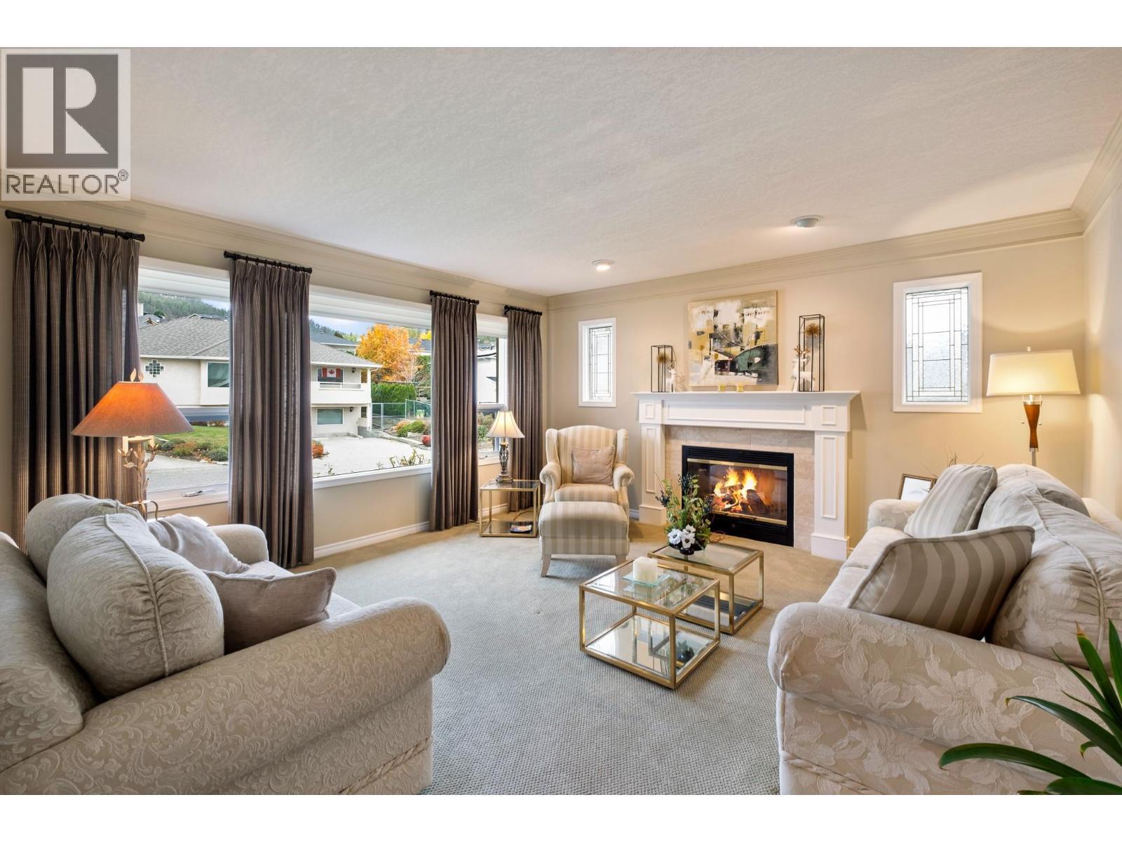 1637 Sonora Drive, Kelowna, BC - Indoor Photo Showing Living Room With Fireplace