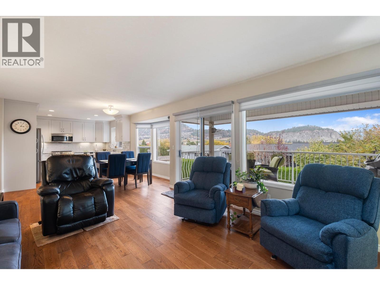 1637 Sonora Drive, Kelowna, BC - Indoor Photo Showing Living Room