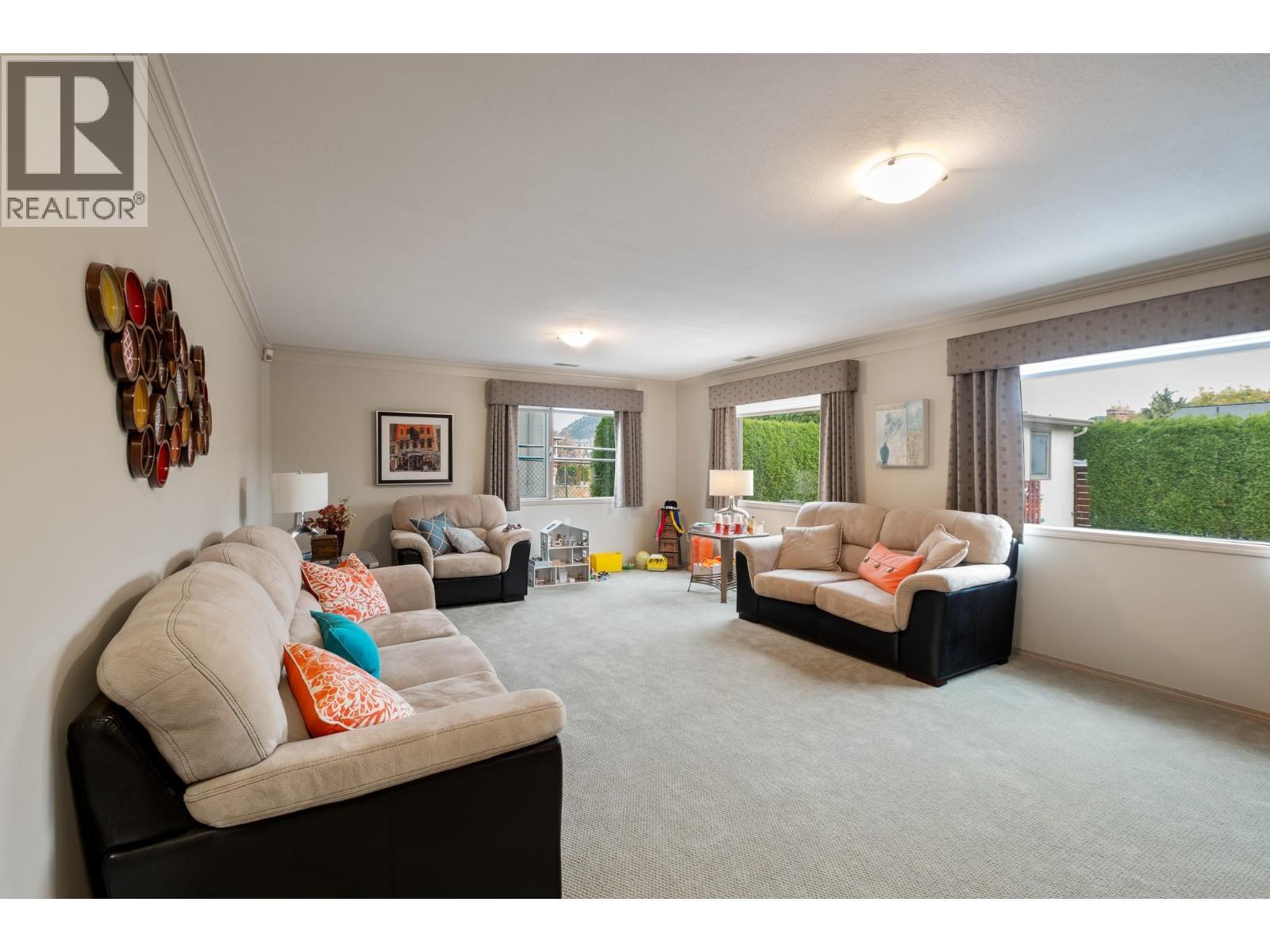 1637 Sonora Drive, Kelowna, BC - Indoor Photo Showing Living Room