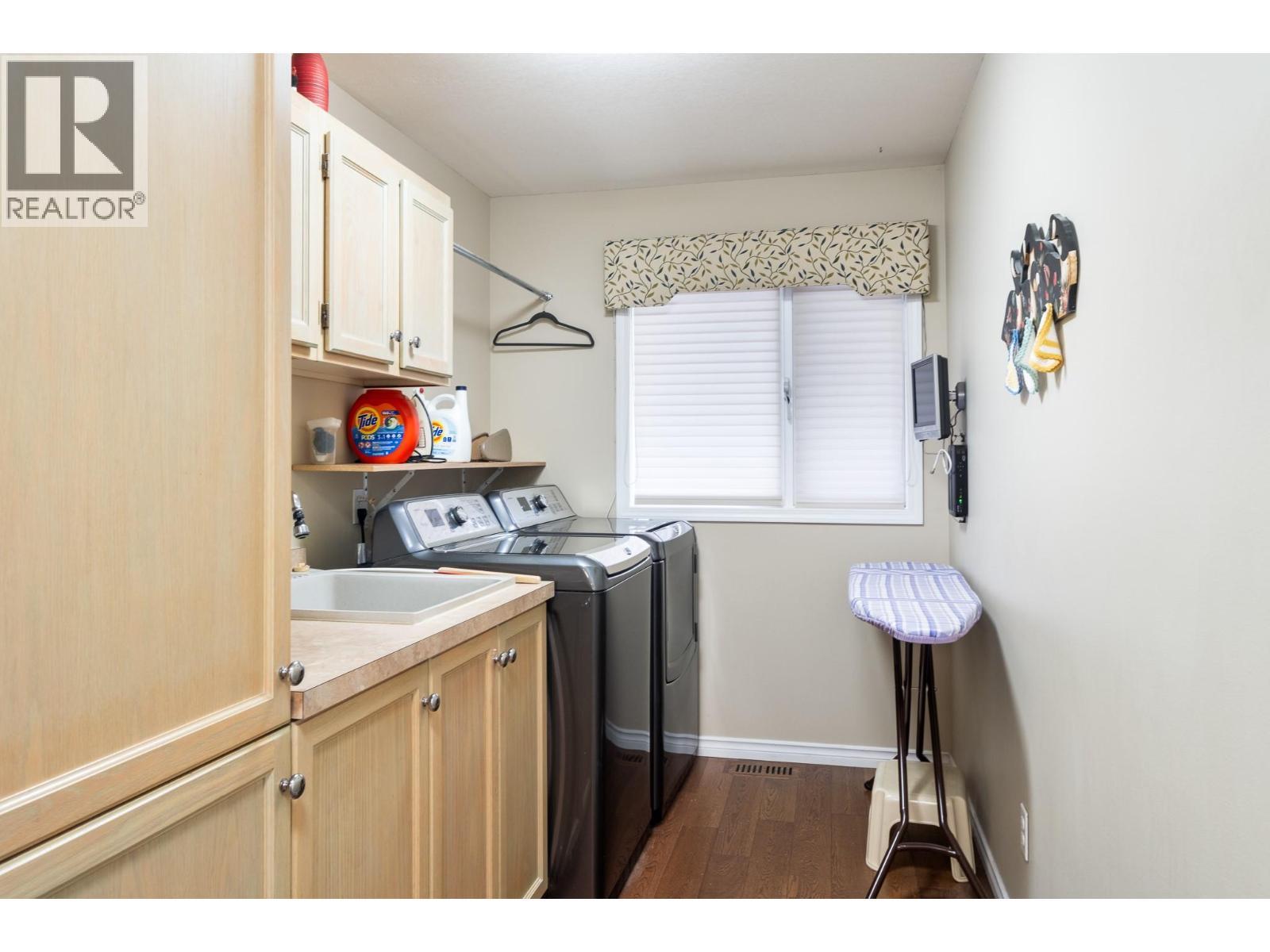 1637 Sonora Drive, Kelowna, BC - Indoor Photo Showing Laundry Room