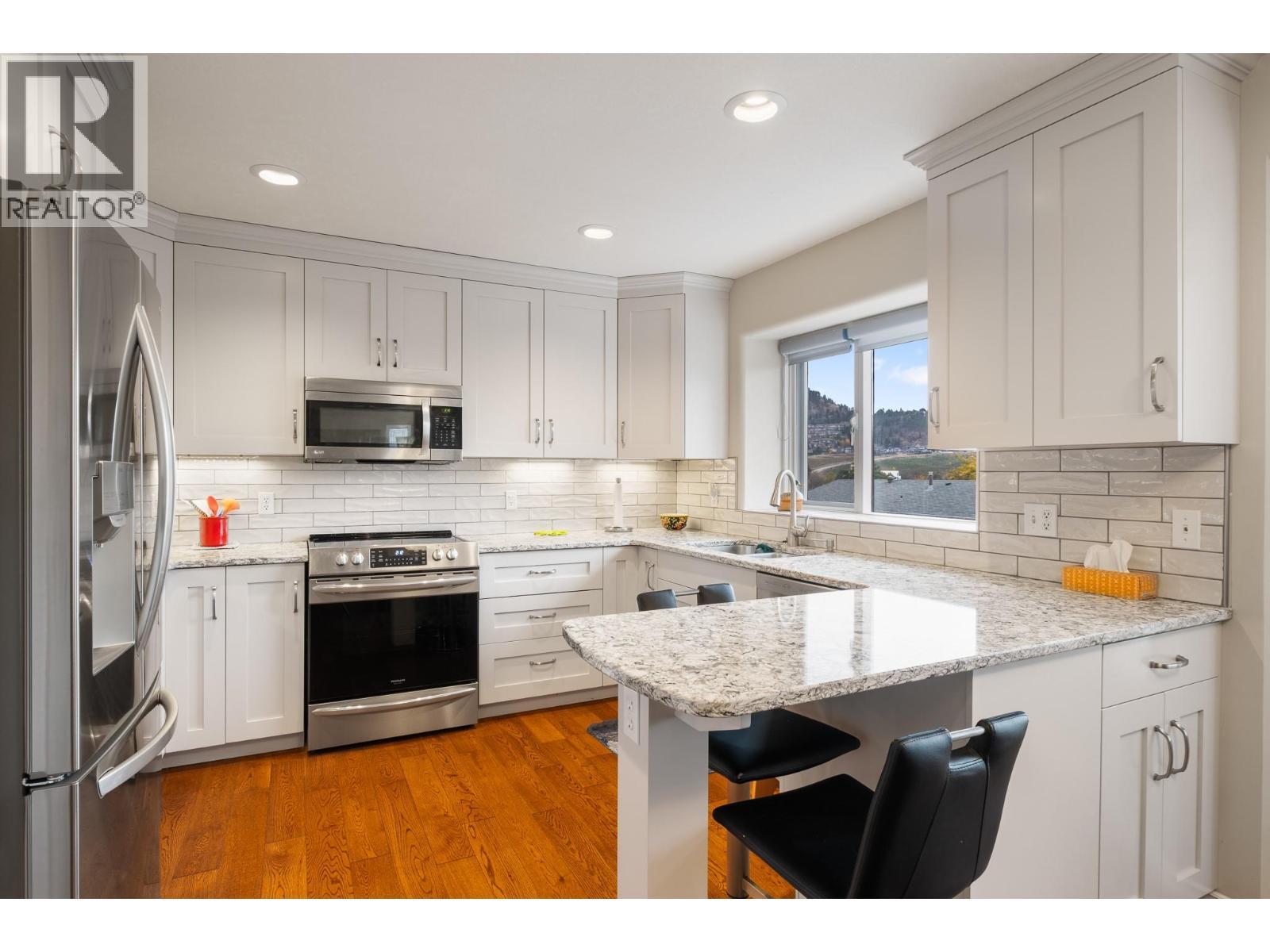 1637 Sonora Drive, Kelowna, BC - Indoor Photo Showing Kitchen With Upgraded Kitchen