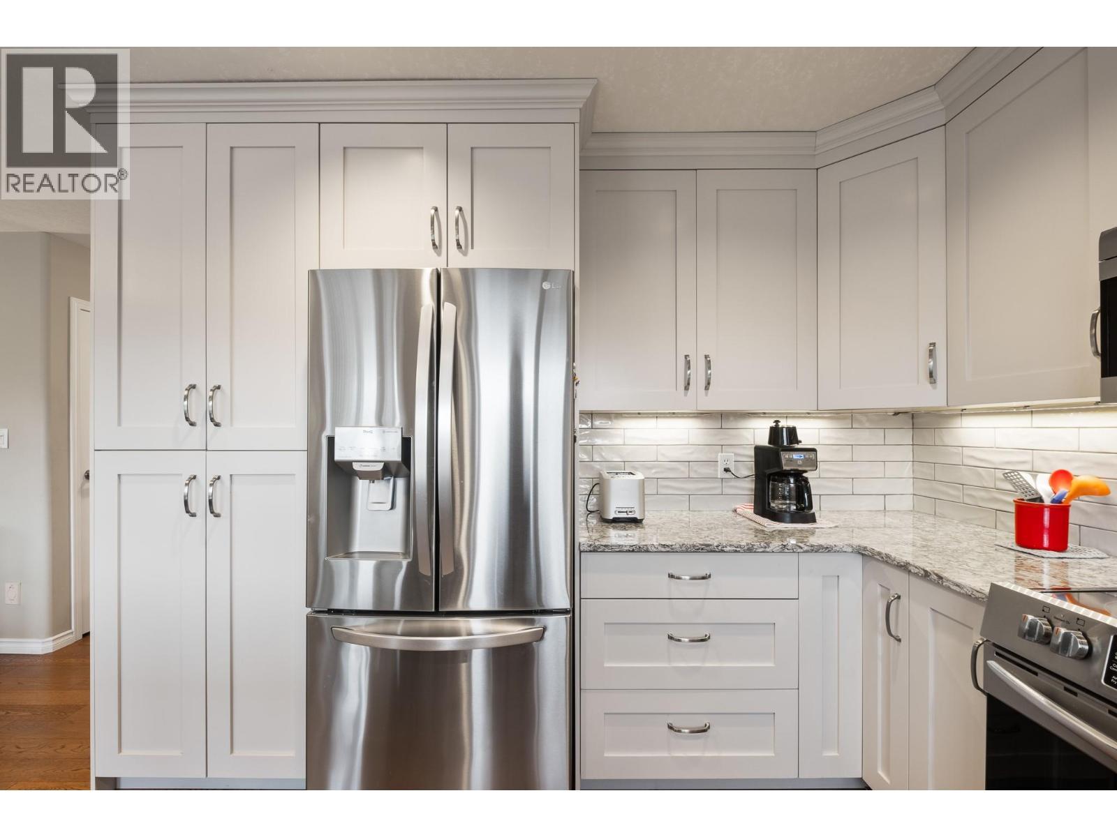 1637 Sonora Drive, Kelowna, BC - Indoor Photo Showing Kitchen With Upgraded Kitchen