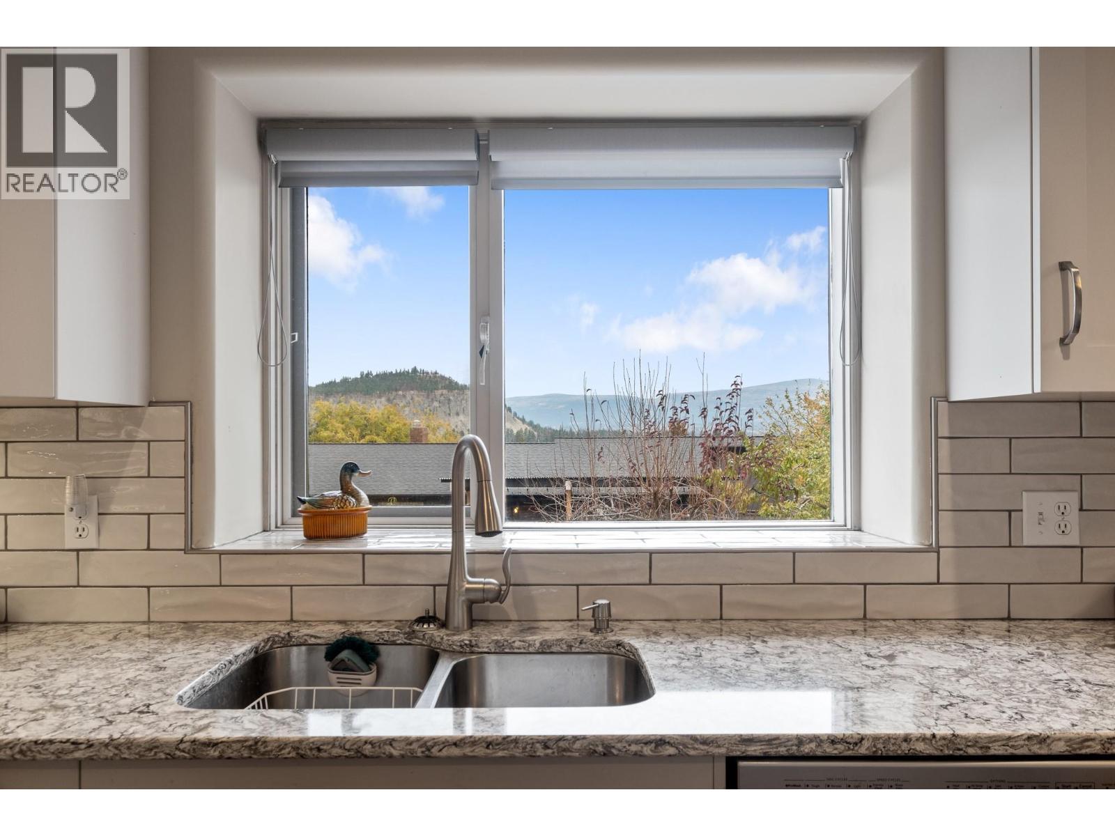 1637 Sonora Drive, Kelowna, BC - Indoor Photo Showing Kitchen With Double Sink
