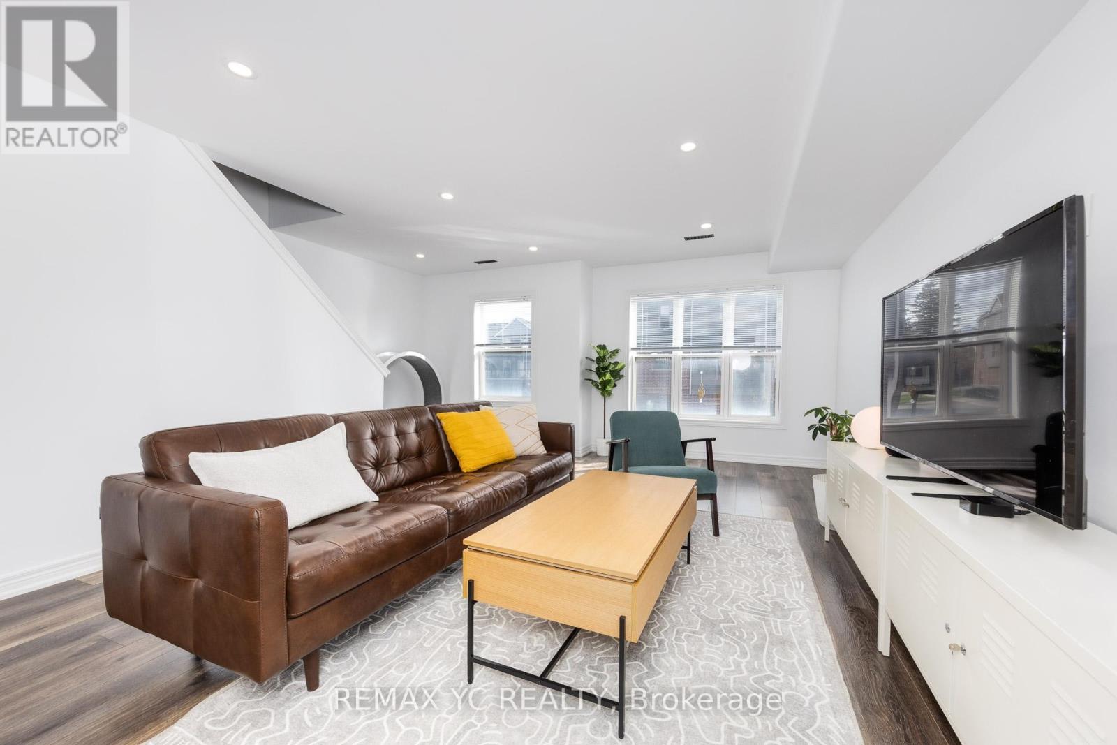 2 - 1 Leggott Avenue, Barrie, ON - Indoor Photo Showing Living Room
