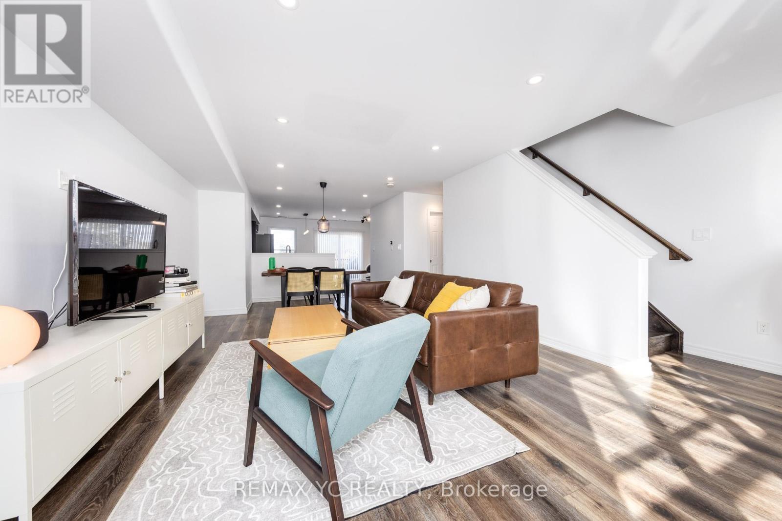 2 - 1 Leggott Avenue, Barrie, ON - Indoor Photo Showing Living Room