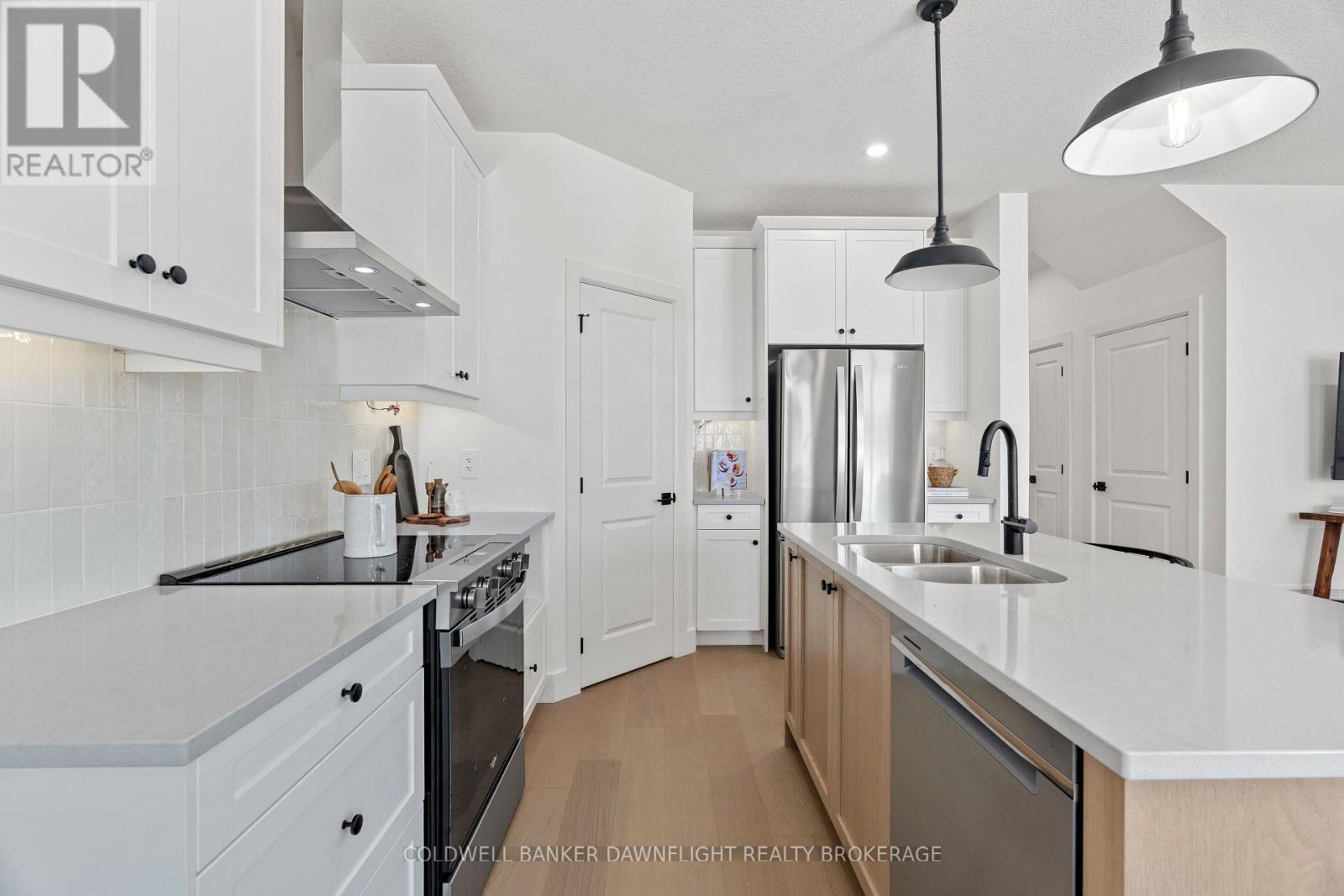 17 - 147 Scotts Drive, Lucan Biddulph (Lucan), ON - Indoor Photo Showing Kitchen With Double Sink With Upgraded Kitchen