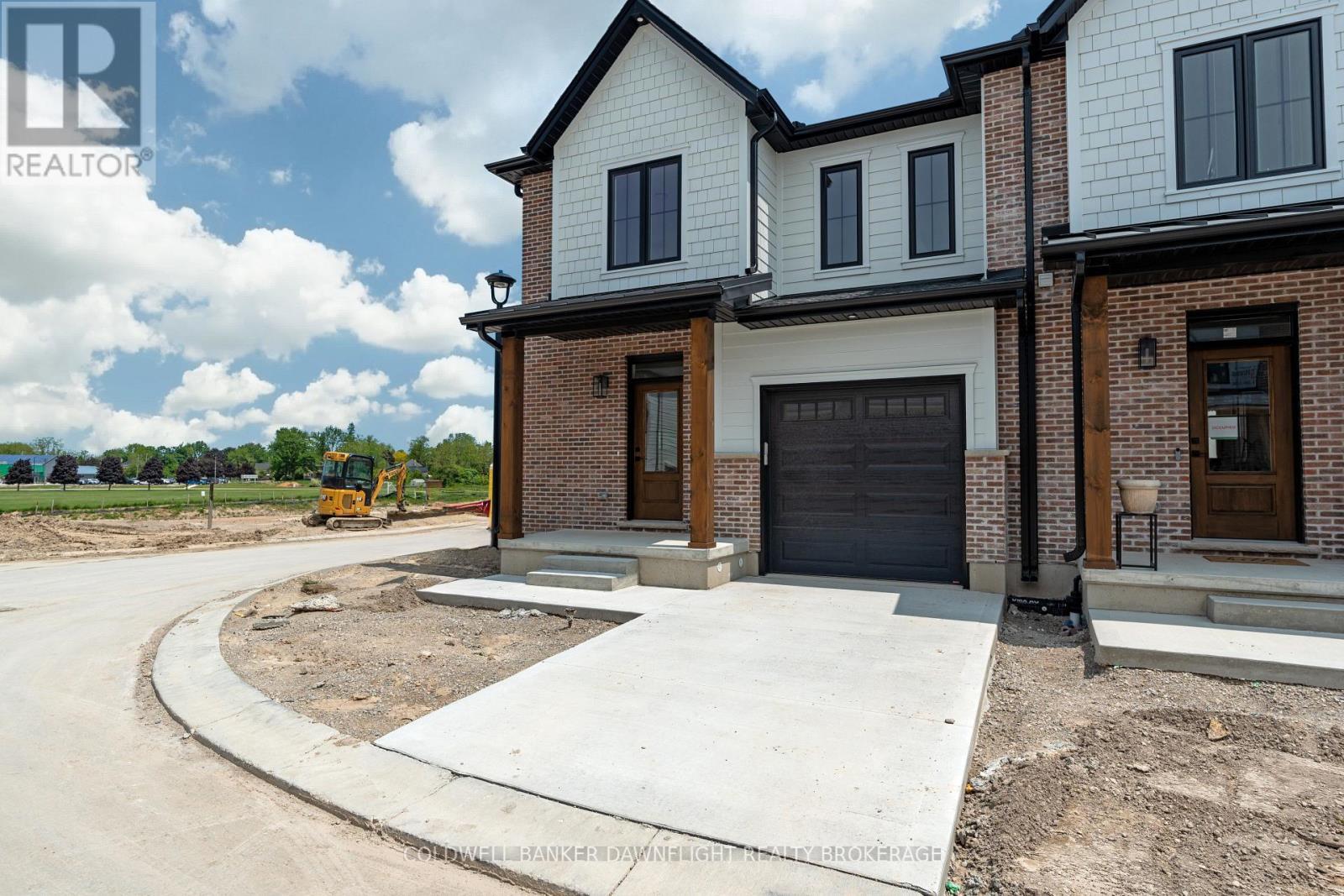 17 - 147 Scotts Drive, Lucan Biddulph (Lucan), ON - Outdoor With Facade