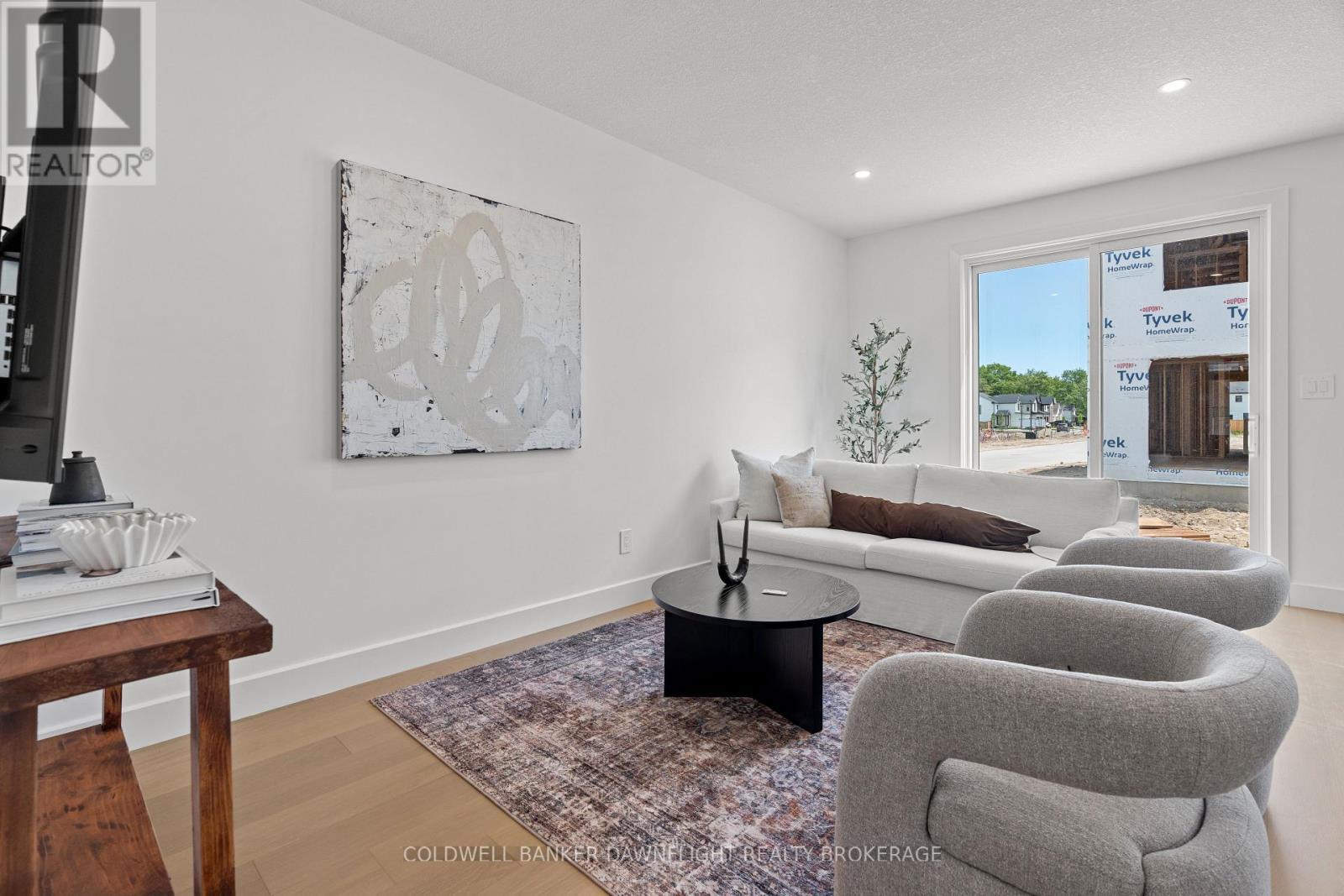 17 - 147 Scotts Drive, Lucan Biddulph (Lucan), ON - Indoor Photo Showing Living Room
