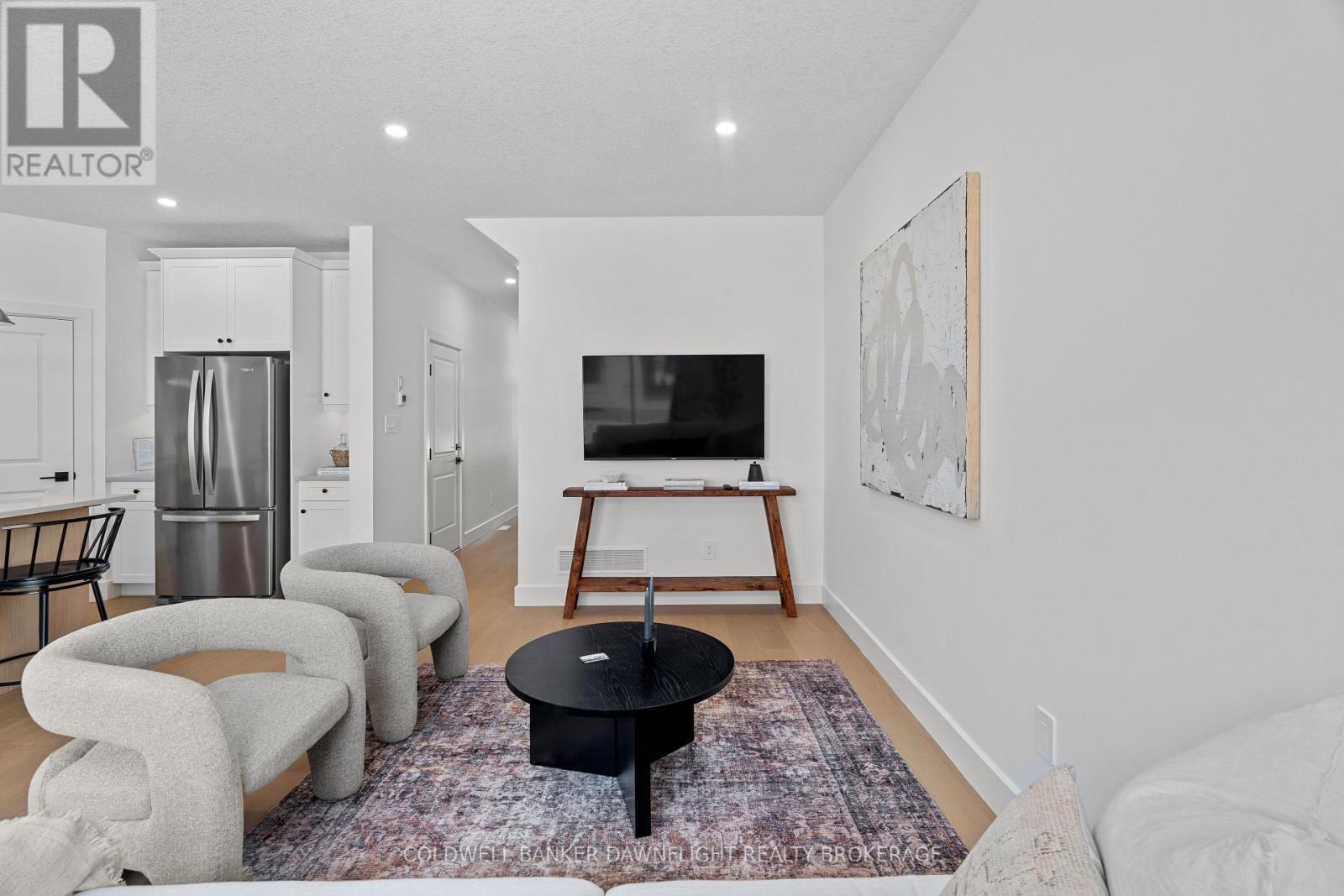 17 - 147 Scotts Drive, Lucan Biddulph (Lucan), ON - Indoor Photo Showing Living Room