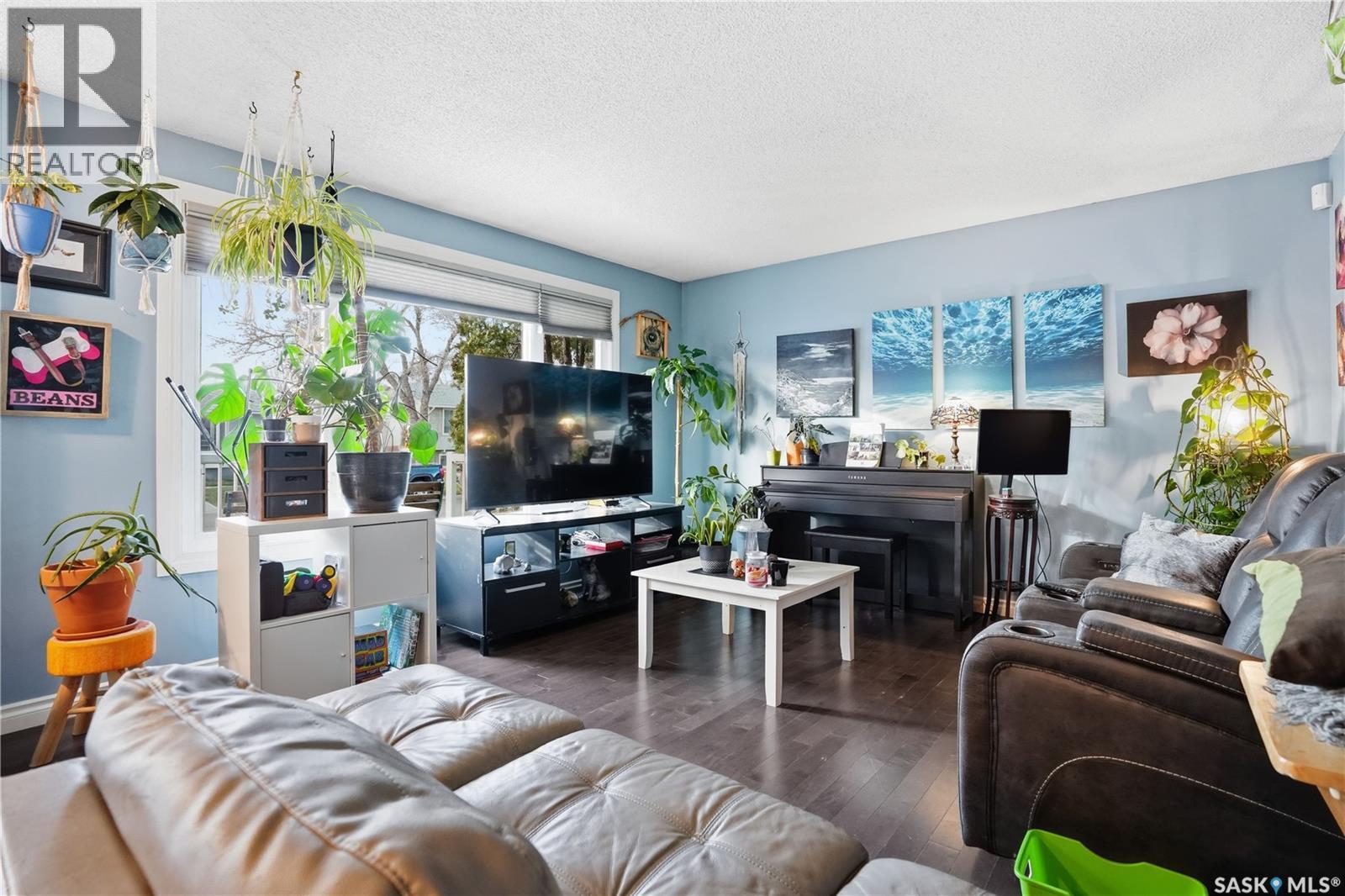 78 Scrivener Crescent, Regina, SK - Indoor Photo Showing Living Room