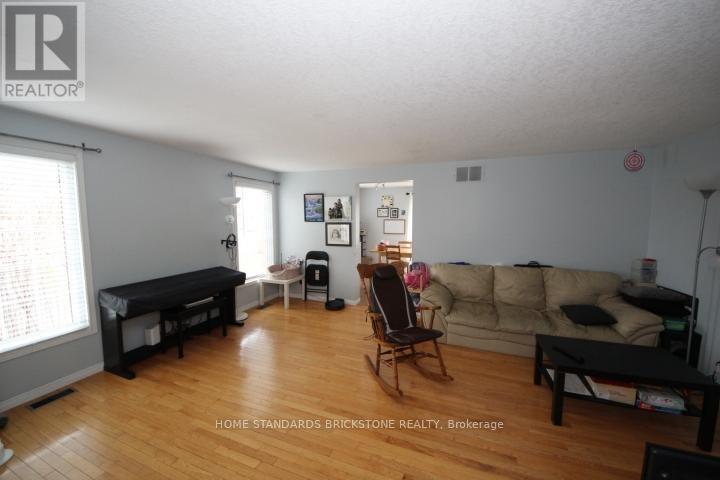 119 Max Becker Drive, Kitchener, ON - Indoor Photo Showing Living Room