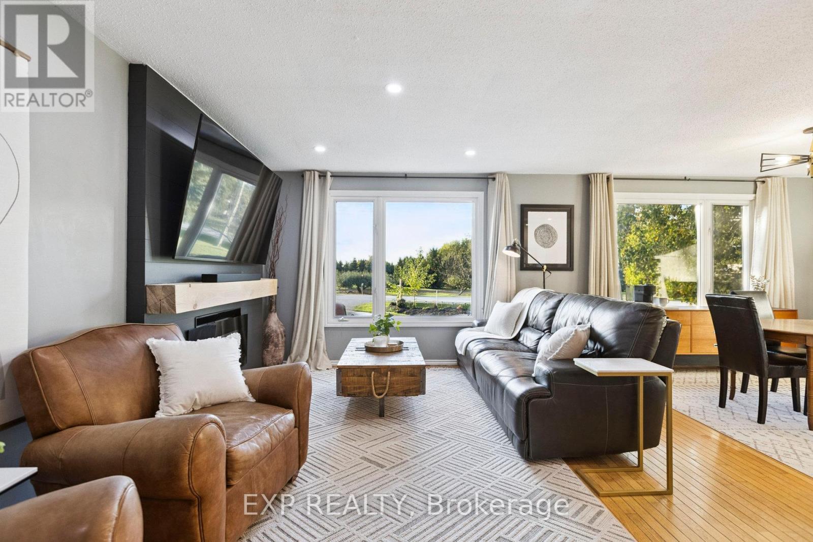 7429 Sideroad 20 Side Road, Mapleton, ON - Indoor Photo Showing Living Room