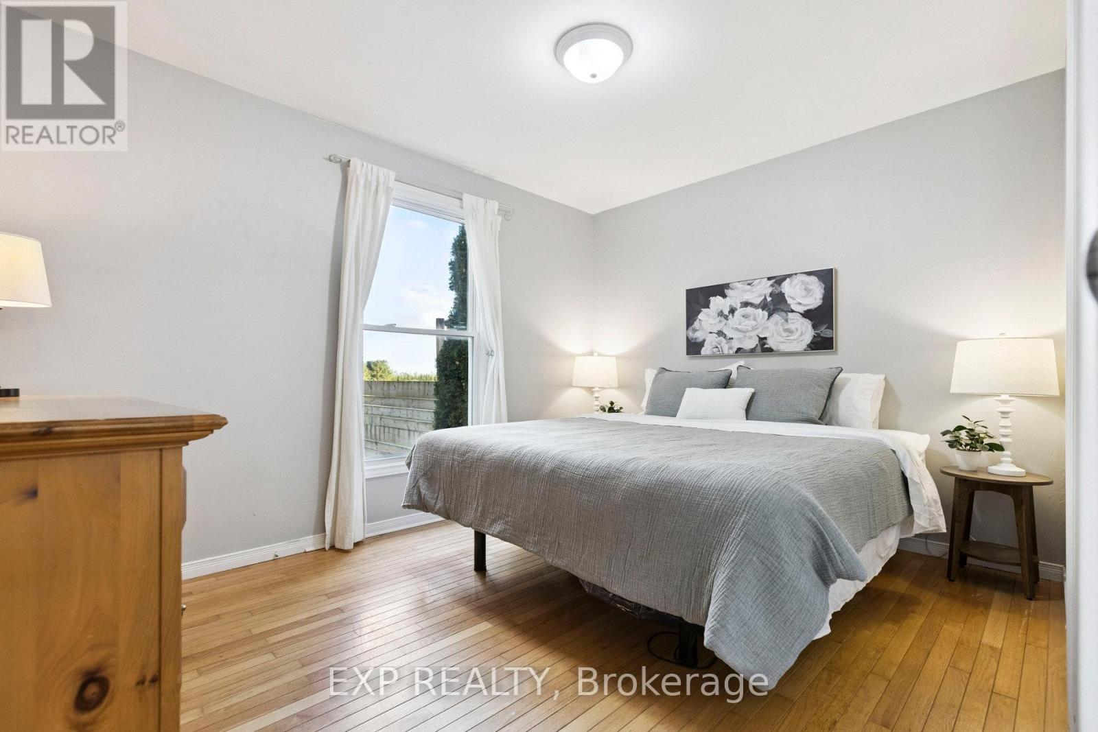 7429 Sideroad 20 Side Road, Mapleton, ON - Indoor Photo Showing Bedroom