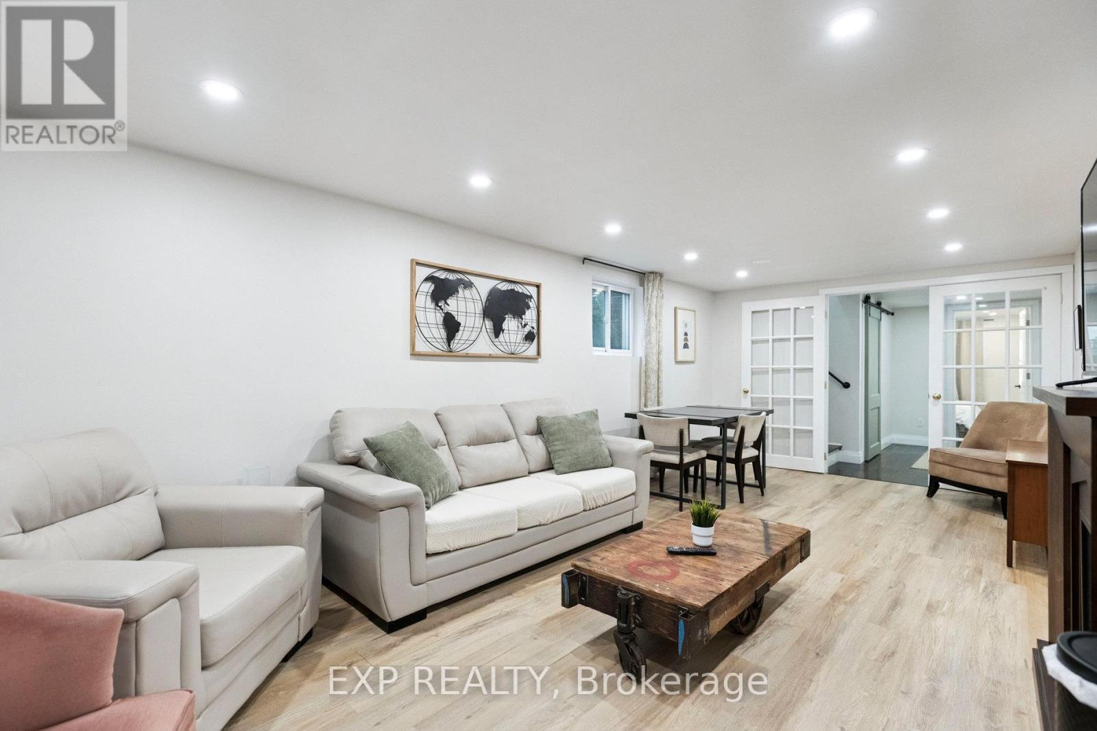 7429 Sideroad 20 Side Road, Mapleton, ON - Indoor Photo Showing Living Room