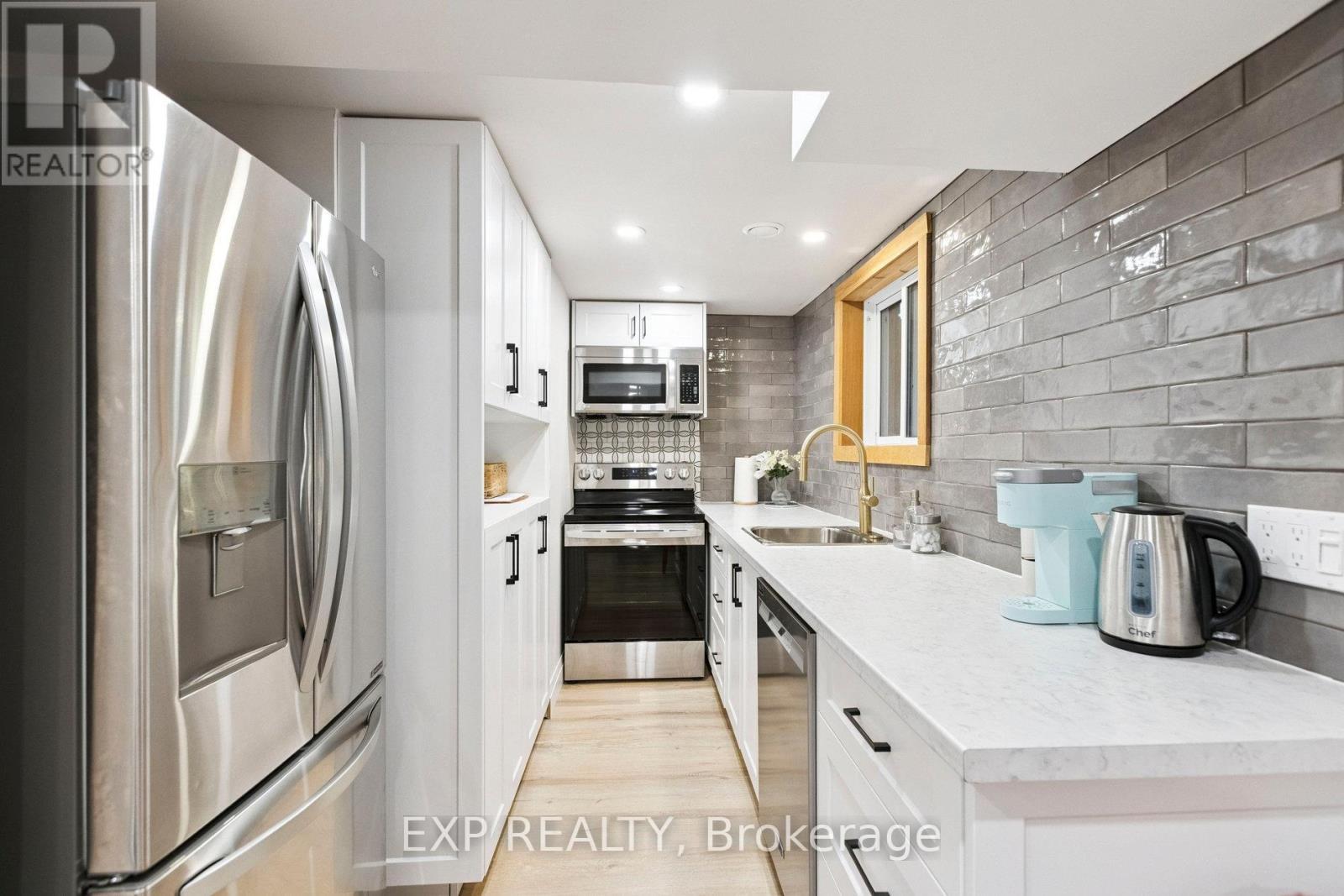 7429 Sideroad 20 Side Road, Mapleton, ON - Indoor Photo Showing Kitchen With Upgraded Kitchen