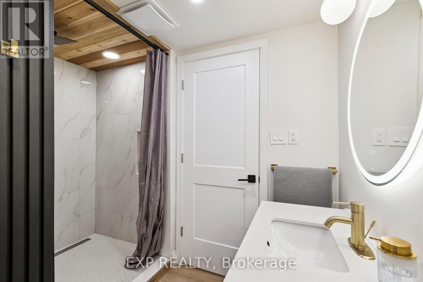 7429 Sideroad 20 Side Road, Mapleton, ON - Indoor Photo Showing Bathroom