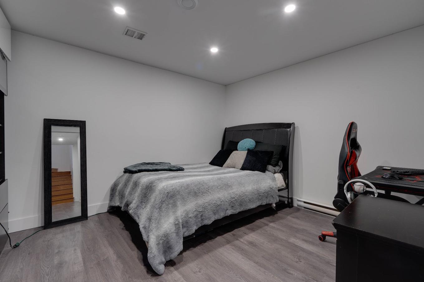 Bedroom - 250 Rue Lapointe, Saint-Jean-Sur-Richelieu, QC - Indoor Photo Showing Bedroom