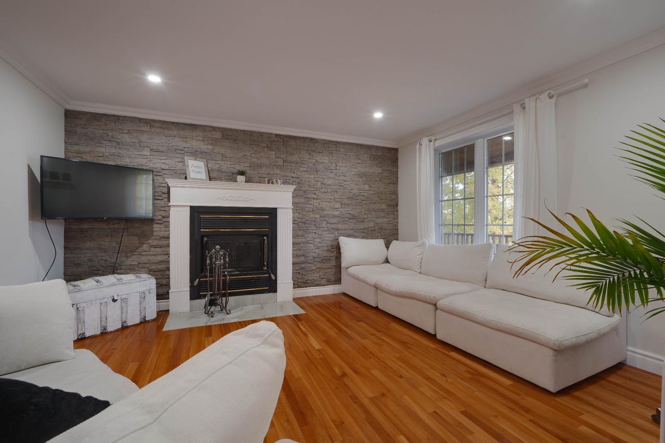 Living room - 250 Rue Lapointe, Saint-Jean-Sur-Richelieu, QC - Indoor Photo Showing Living Room With Fireplace