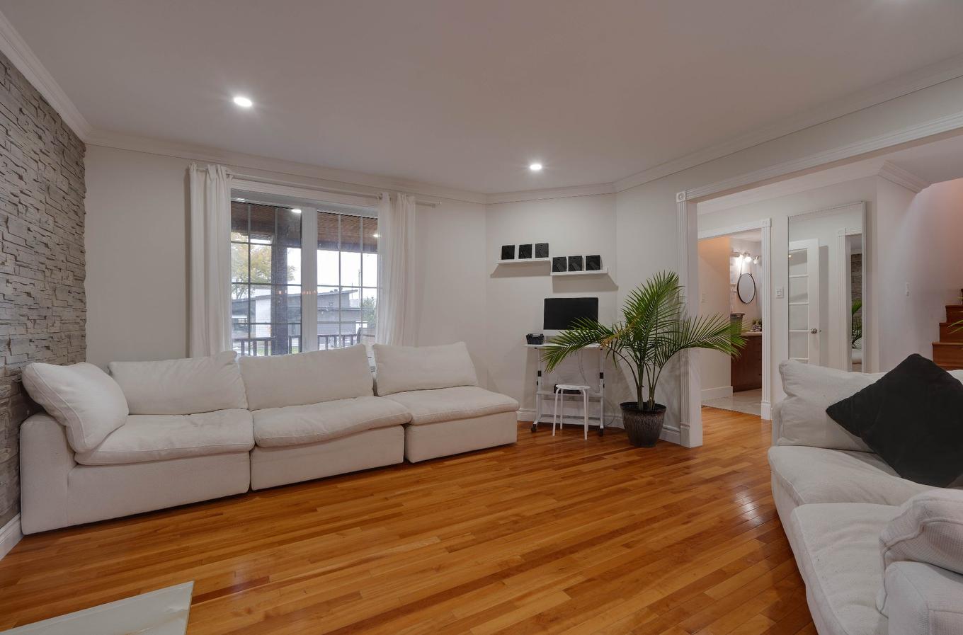 Living room - 250 Rue Lapointe, Saint-Jean-Sur-Richelieu, QC - Indoor Photo Showing Living Room