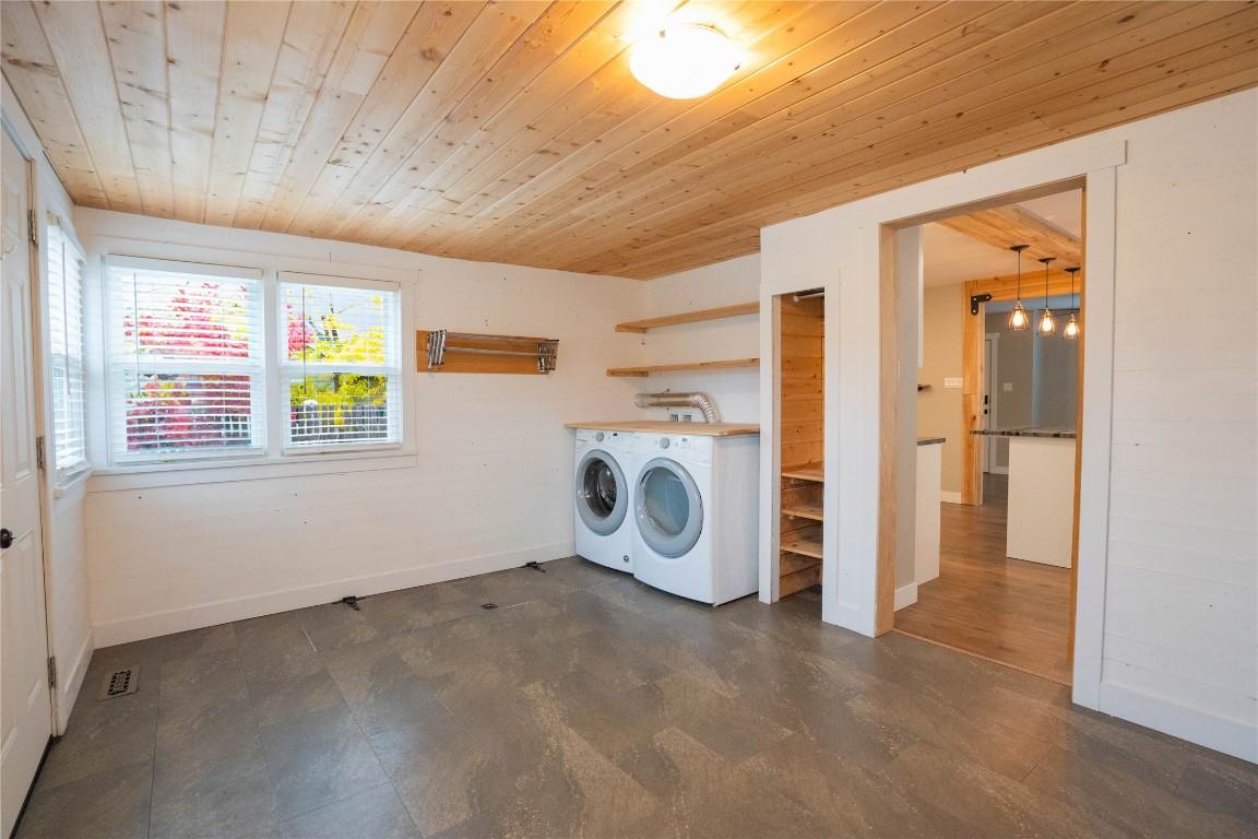 1009 Killarney Street, Penticton, BC - Indoor Photo Showing Laundry Room