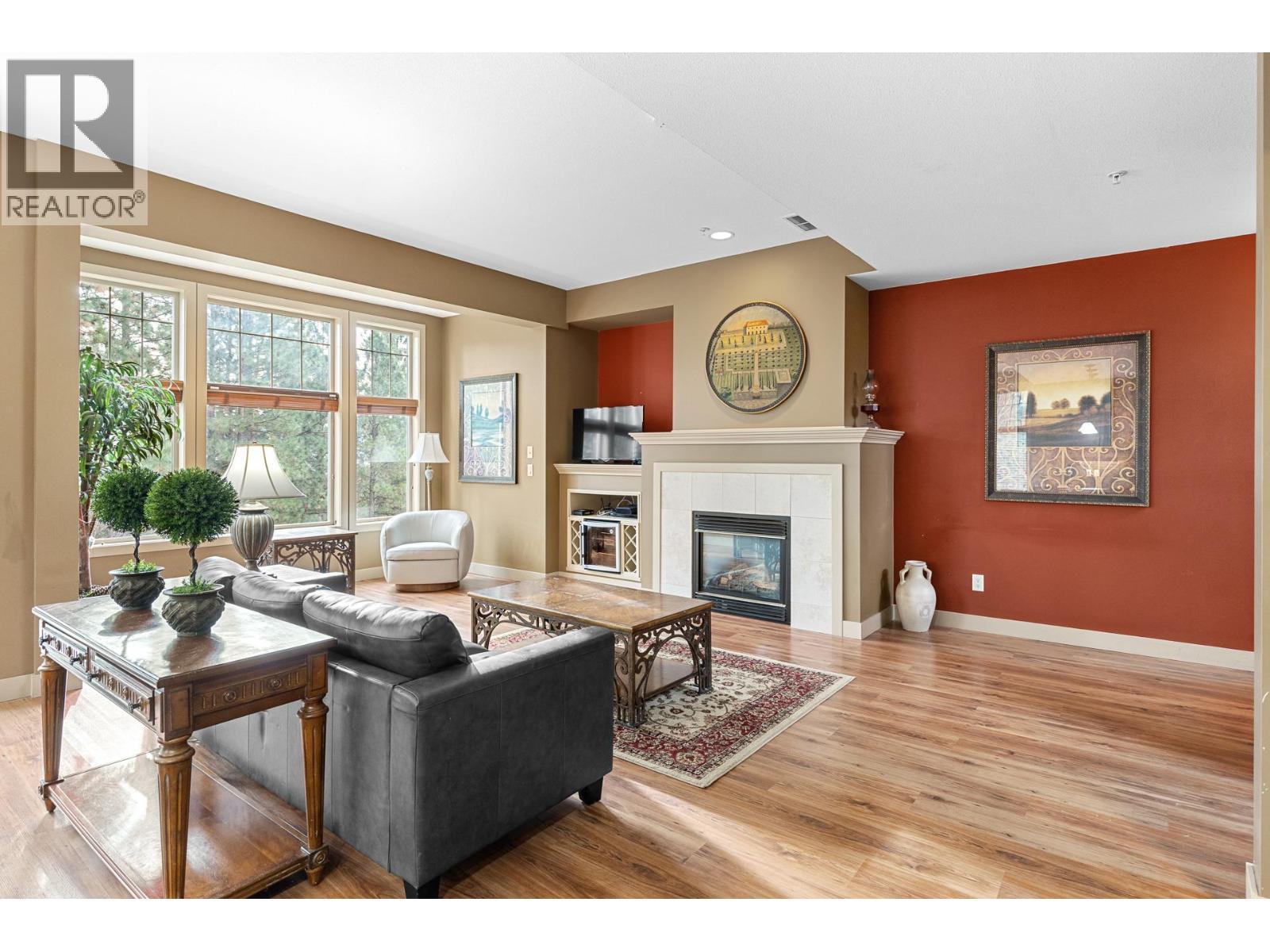 1795 Country Club Drive Unit# 201, Kelowna, BC - Indoor Photo Showing Living Room With Fireplace
