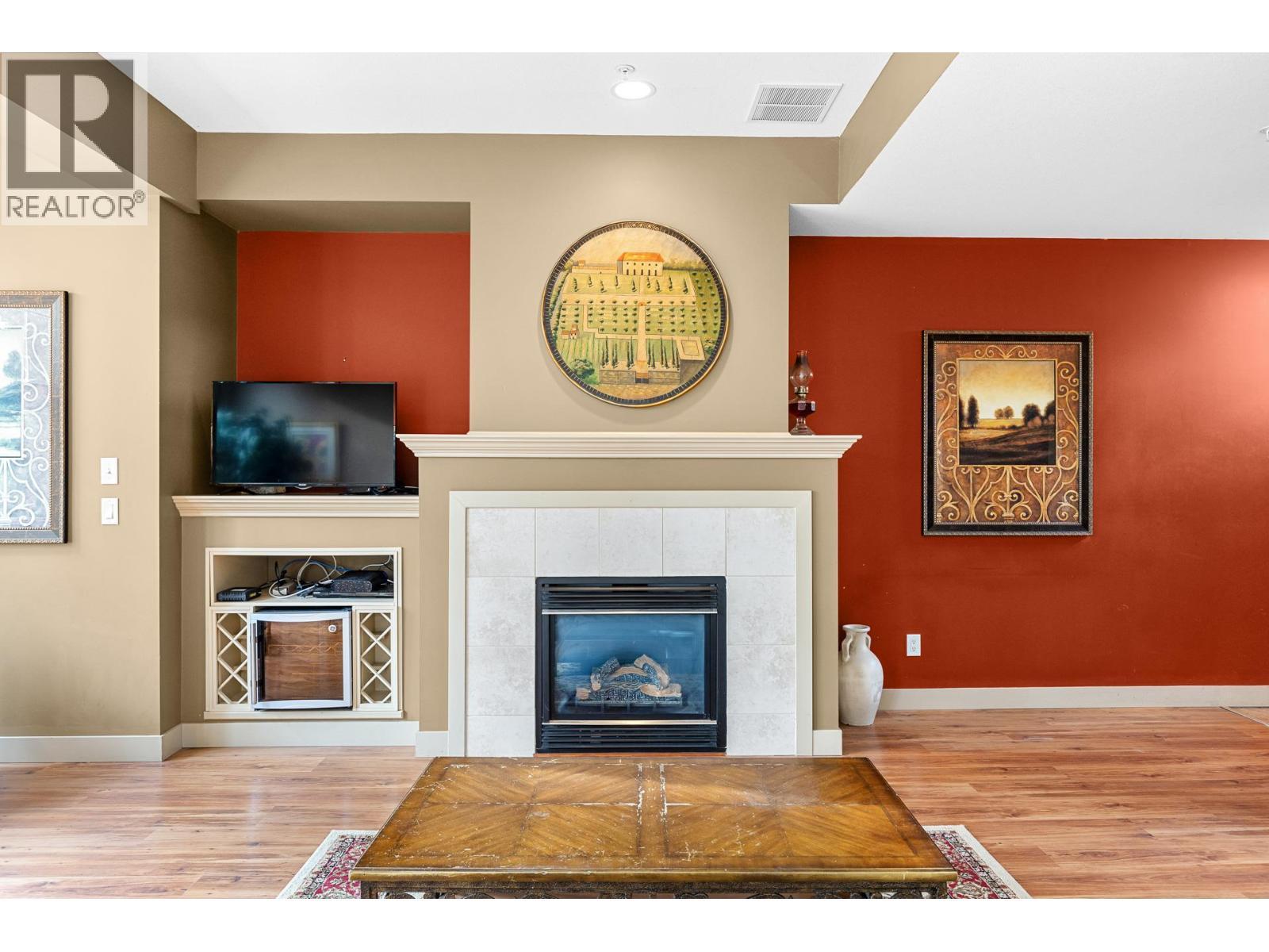 1795 Country Club Drive Unit# 201, Kelowna, BC - Indoor Photo Showing Living Room With Fireplace